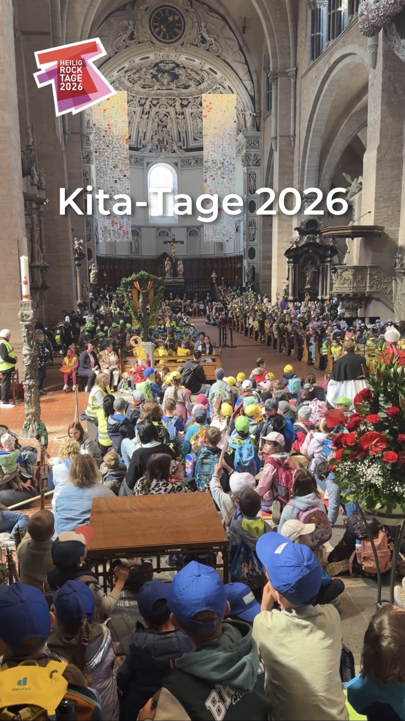 Screenshot aus dem Video mit Blick in den mit Kindern gefüllten Dom