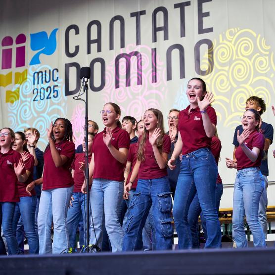 ein großer Jugendchor auf einer Bühne