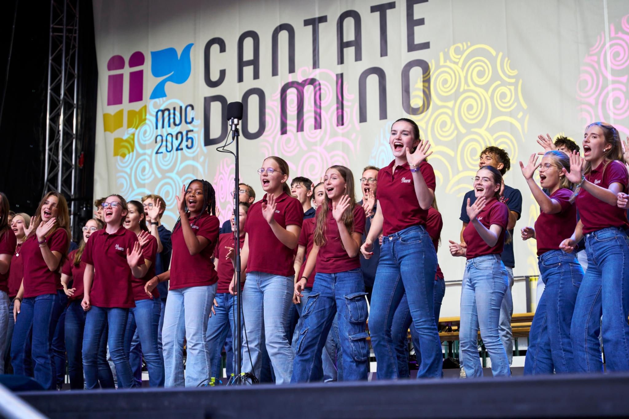 ein großer Jugendchor auf einer Bühne