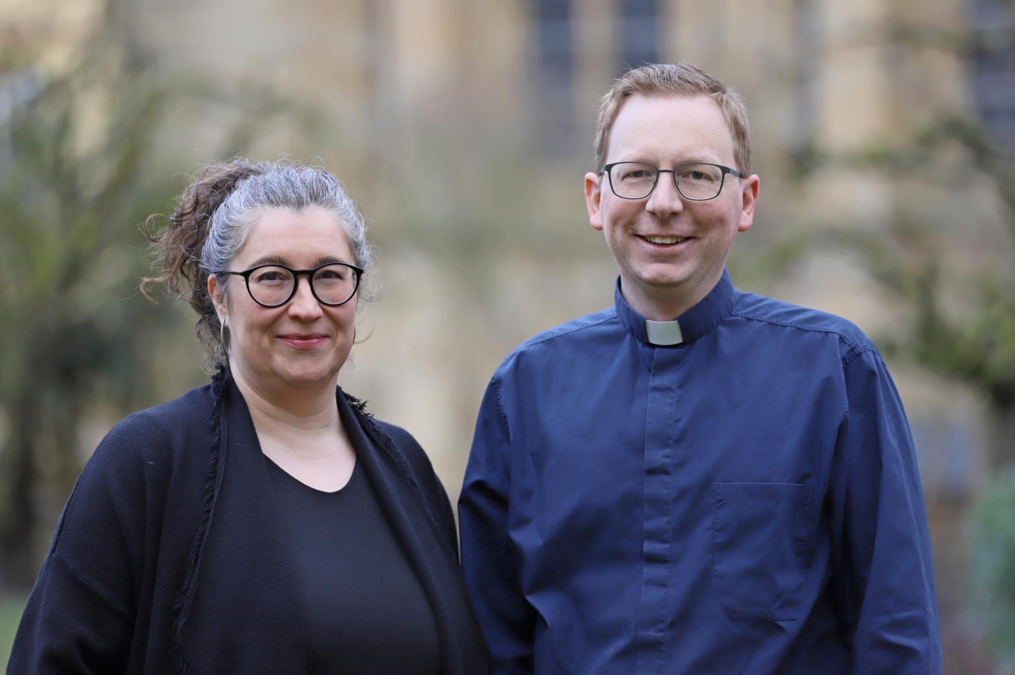 eine Frau und ein Mann stehen vor einem verschwommenen Hintergrund