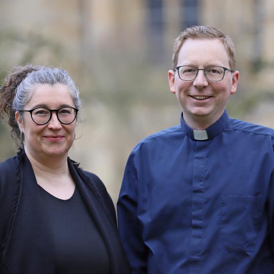 eine Frau und ein Mann stehen vor einem verschwommenen Hintergrund