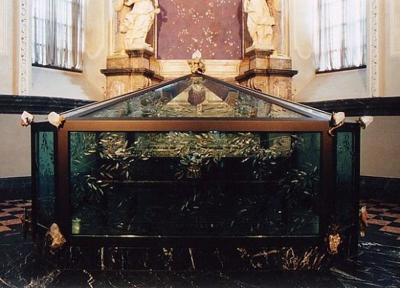 Glasschrein in der Heilig Rock-Kapelle