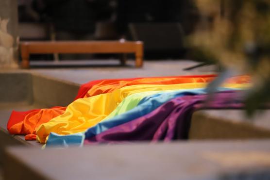 Eine Bunte Regenbogenfahne in einer Kirche