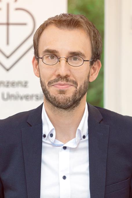 ein Mann in einem Anzug