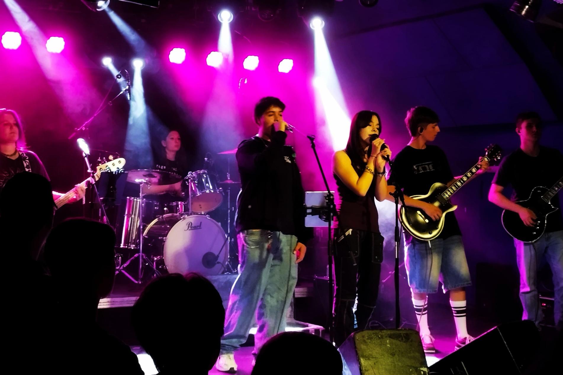 Foto der Band Blue Basement bei einem Auftritt