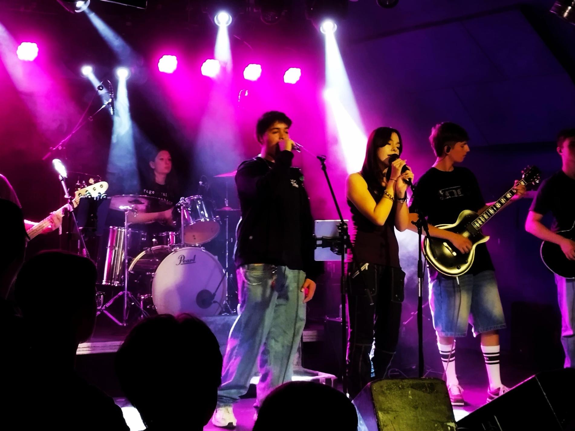 Foto der Band Blue Basement bei einem Auftritt