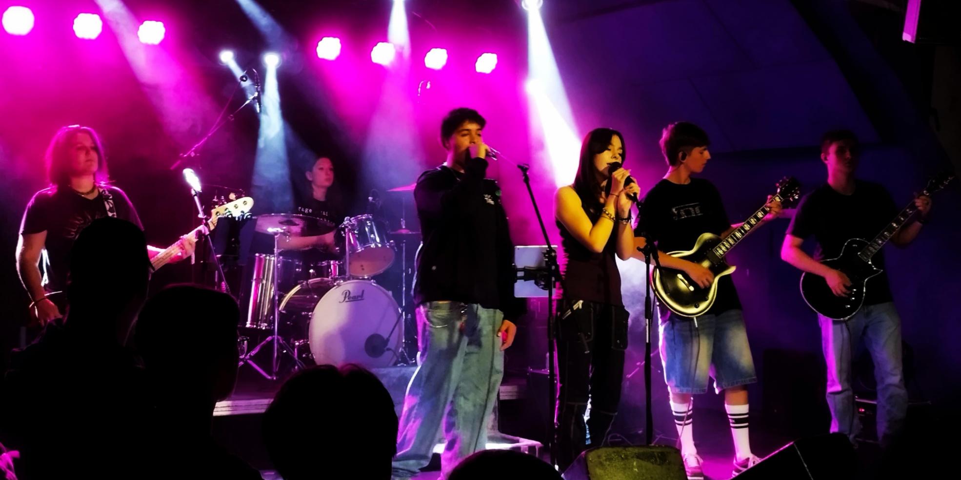 Foto der Band Blue Basement bei einem Auftritt