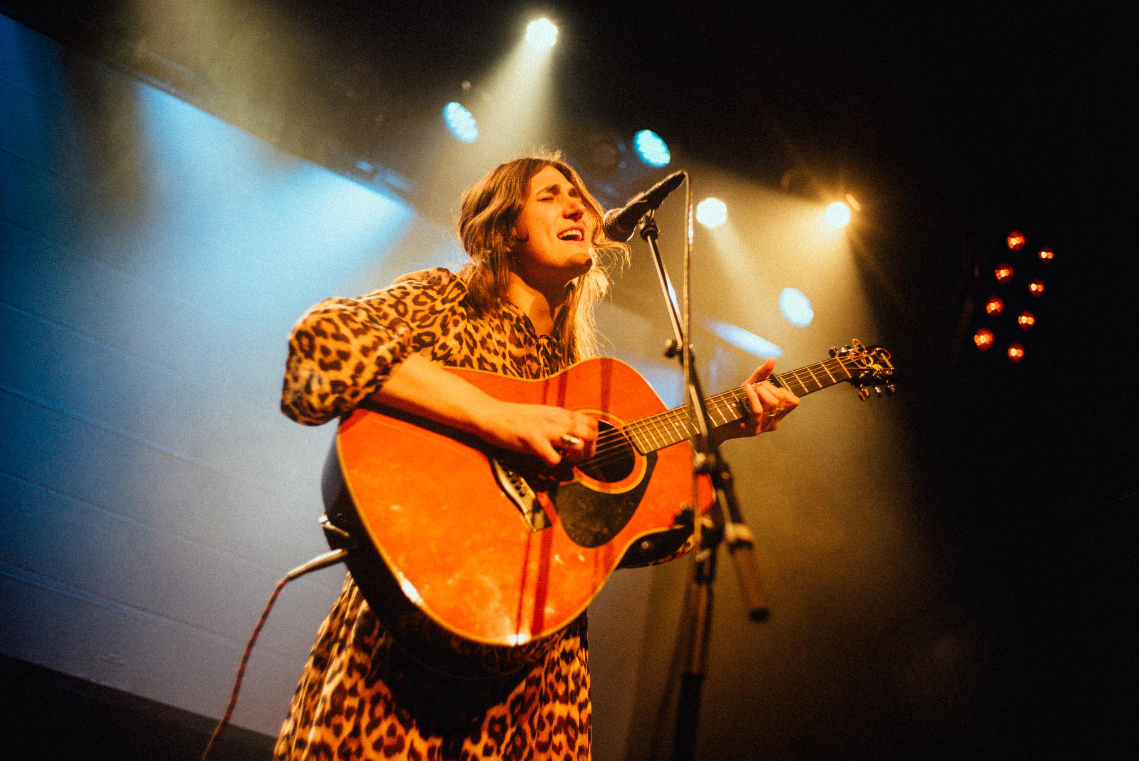 Marla Moya bei einem Auftritt mit der Gitarre