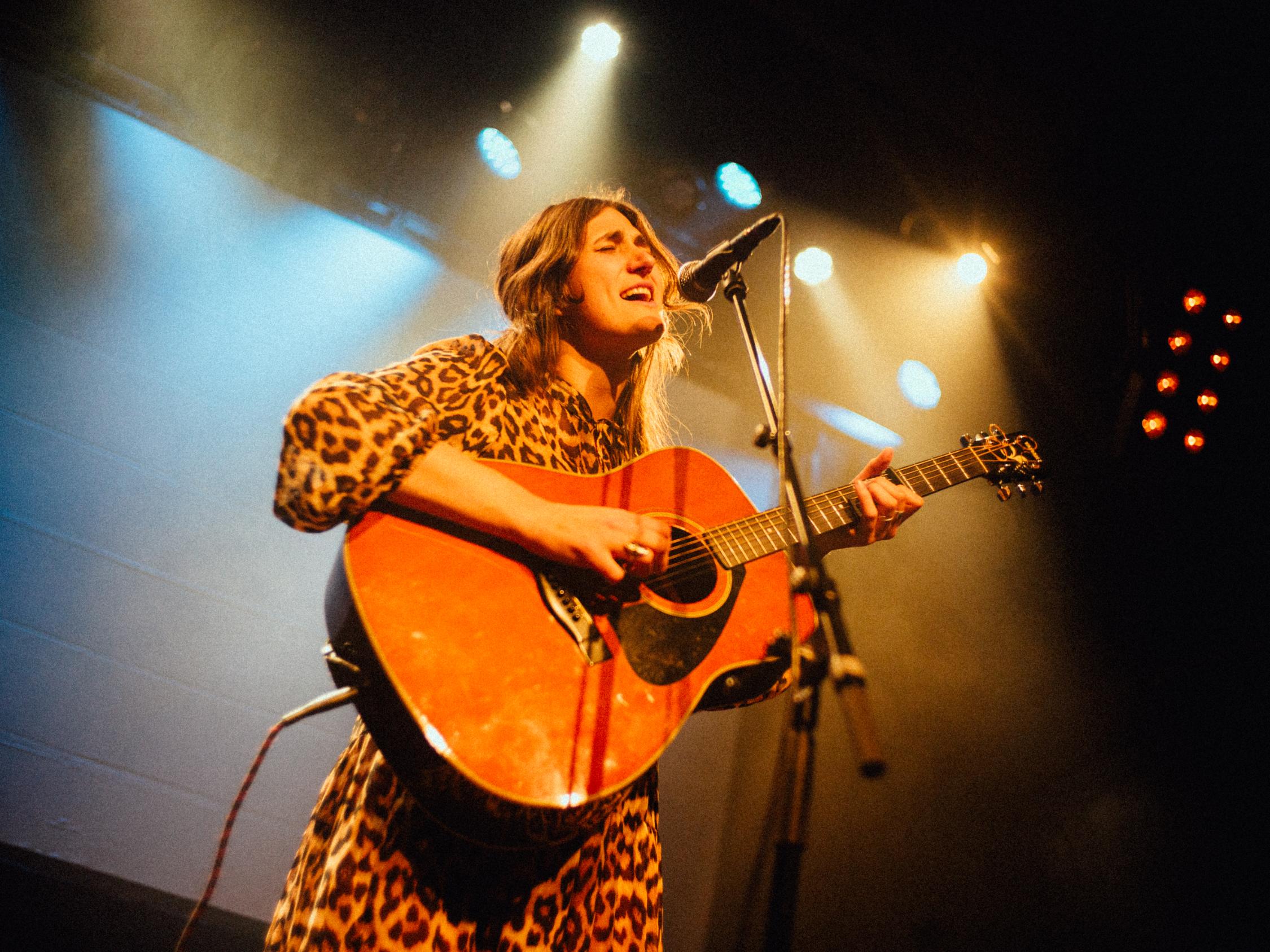 Marla Moya bei einem Auftritt mit der Gitarre