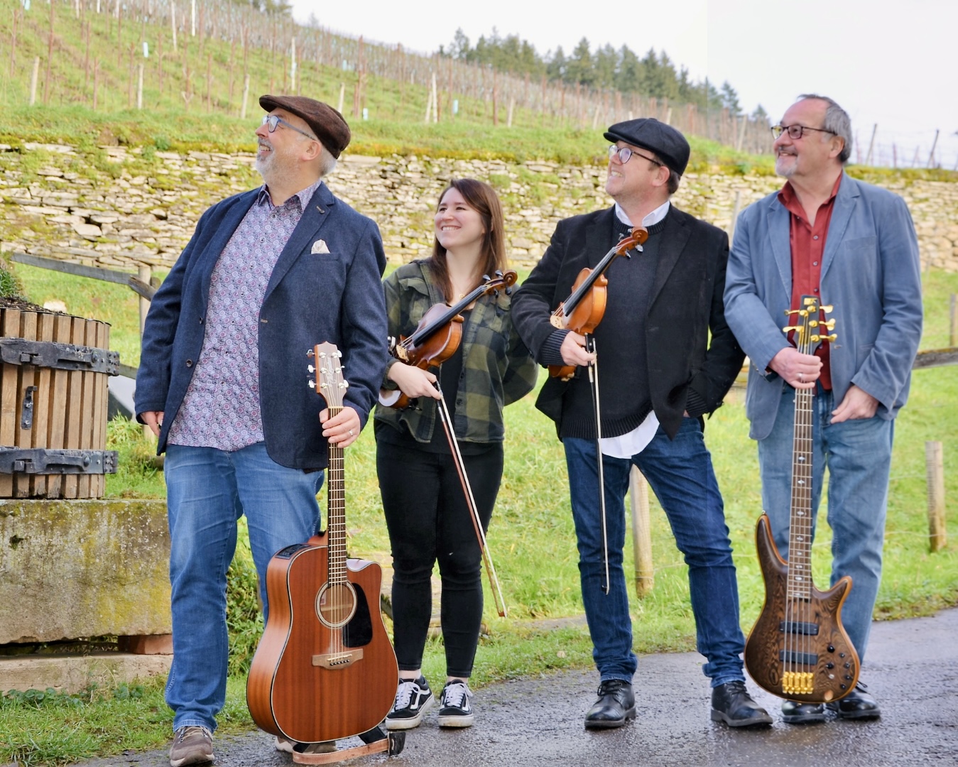 Band Rambling Rovers im Hintergrund grüne Landschaft