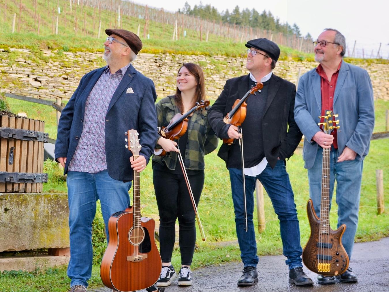 Band Rambling Rovers im Hintergrund grüne Landschaft