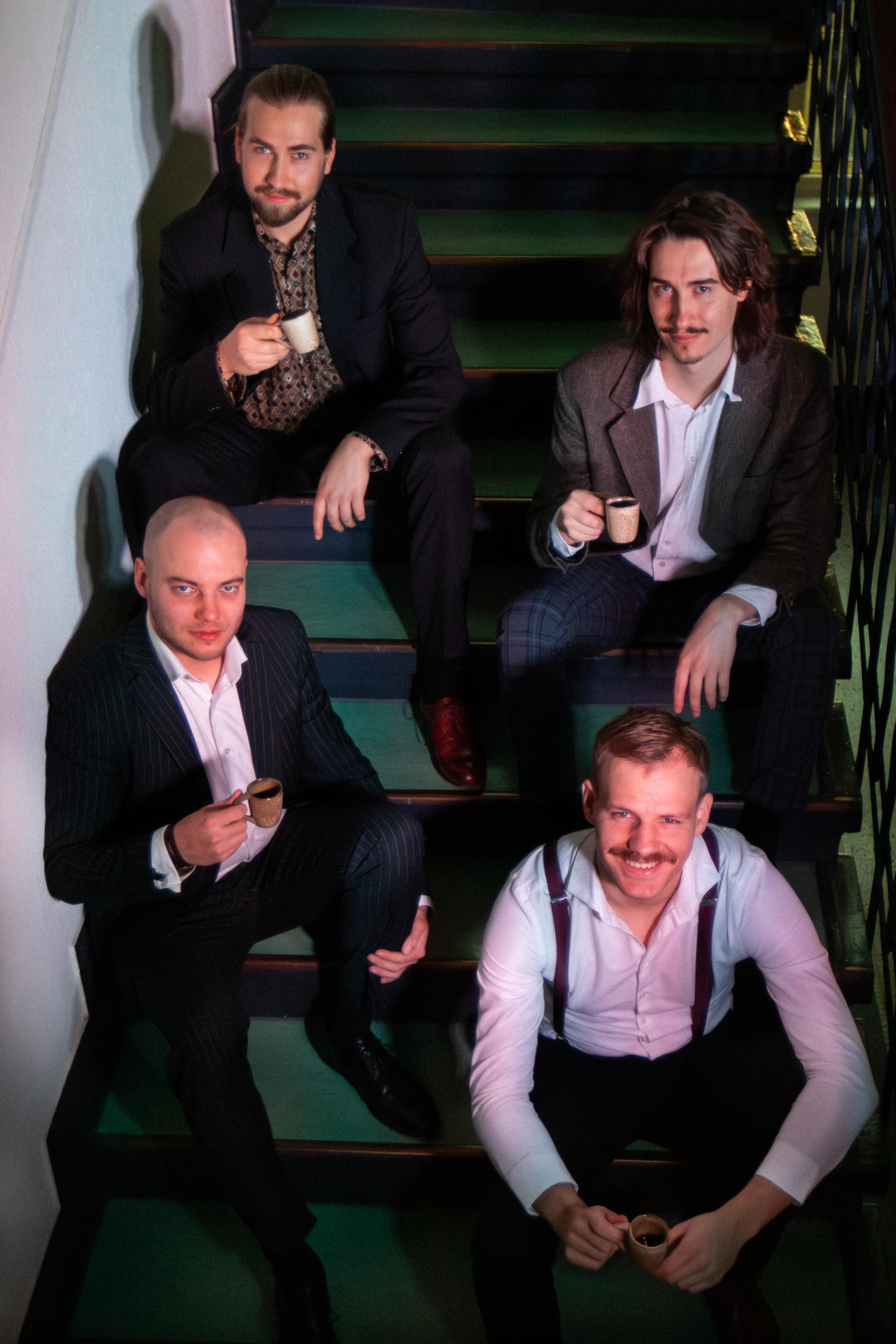 Die Band BreakfastOnly auf einer Treppe