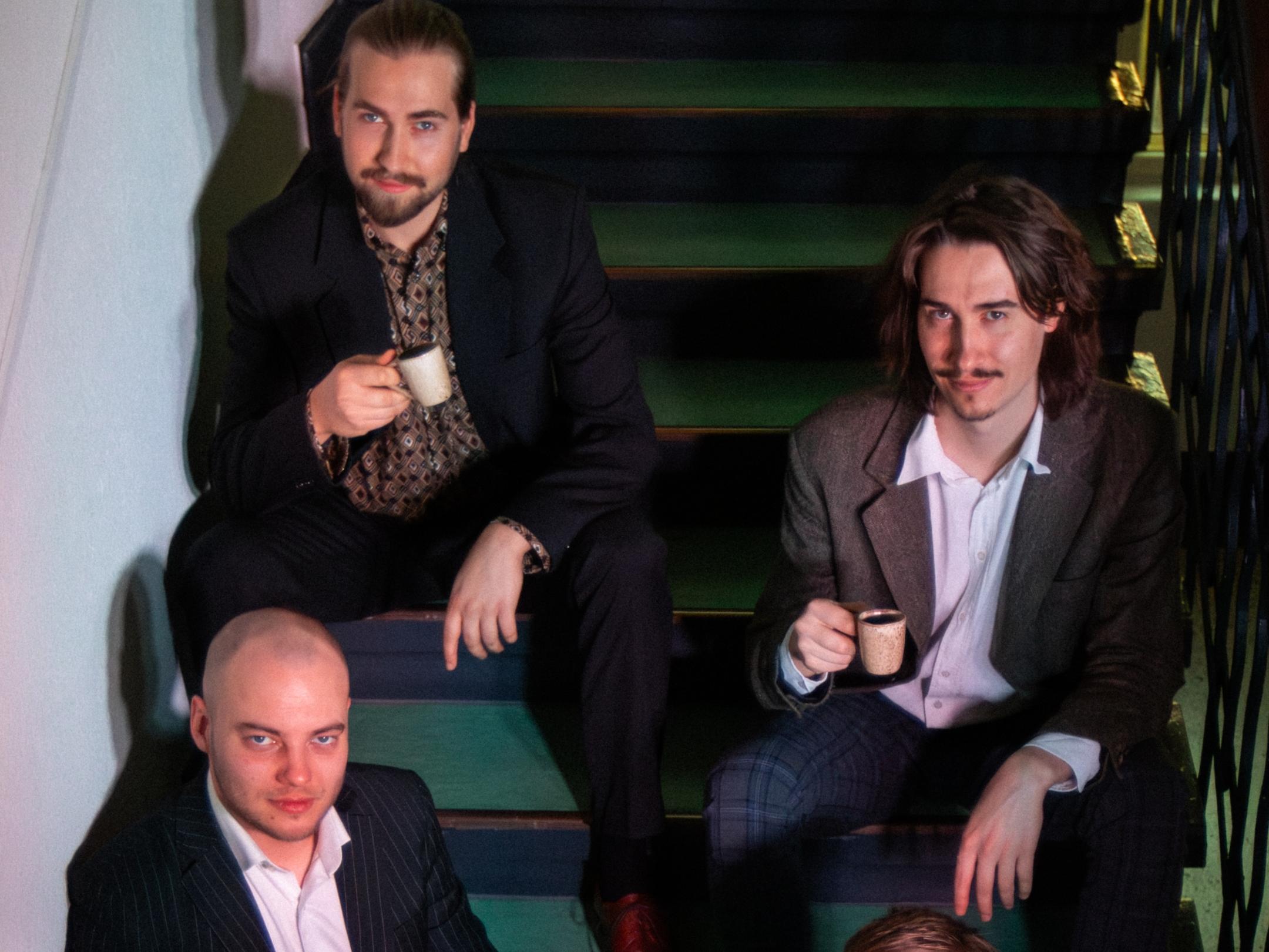 Die Band BreakfastOnly auf einer Treppe