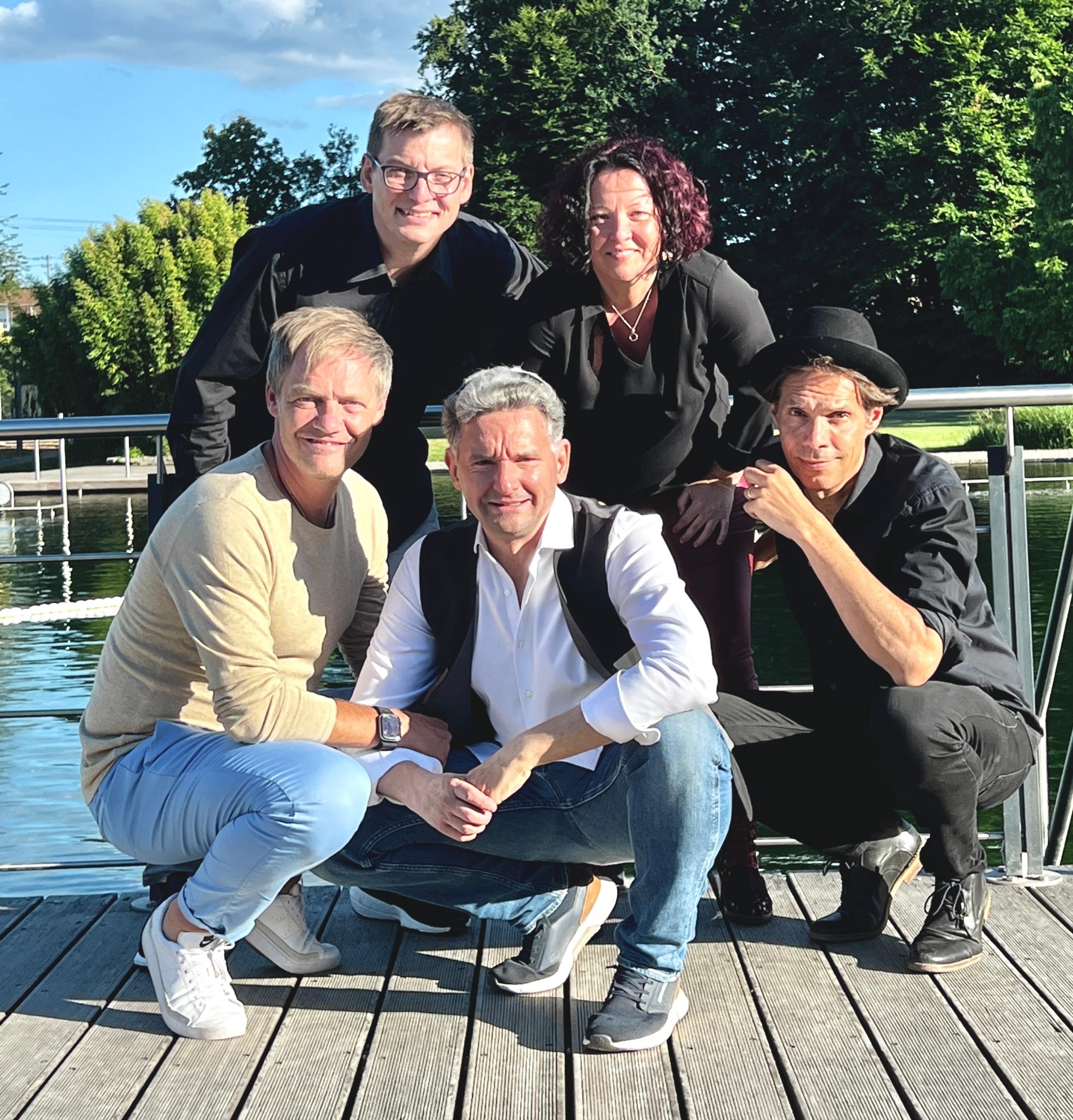 Die Band The Gap Project vor einem See