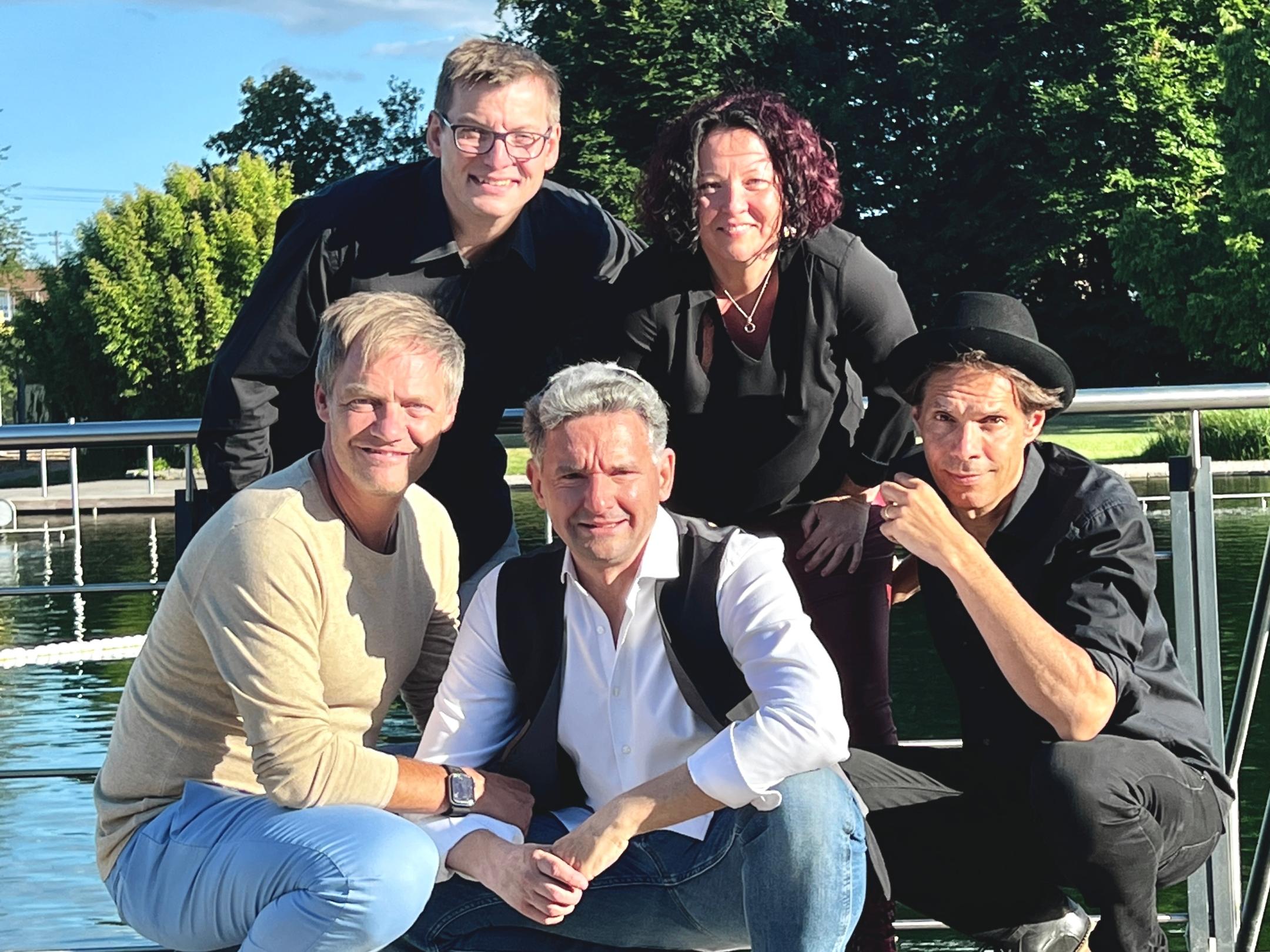 Die Band The Gap Project vor einem See