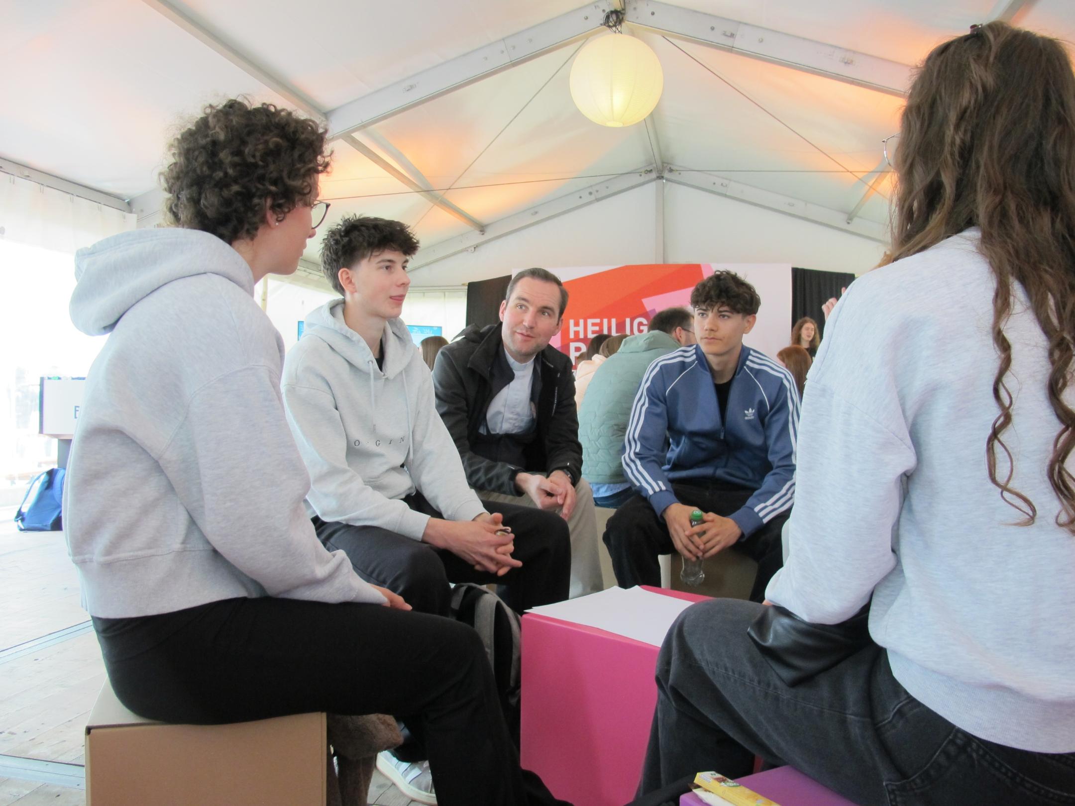 Meet und Greet - Jugendpfarrer im Gespräch mit Bitburger Schülerinnen