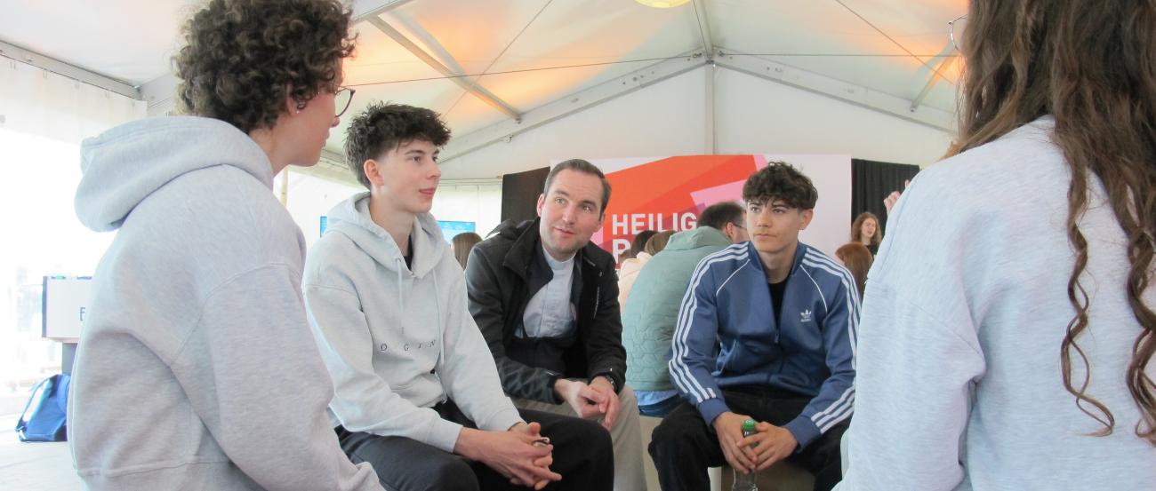 Meet und Greet - Jugendpfarrer im Gespräch mit Bitburger Schülerinnen
