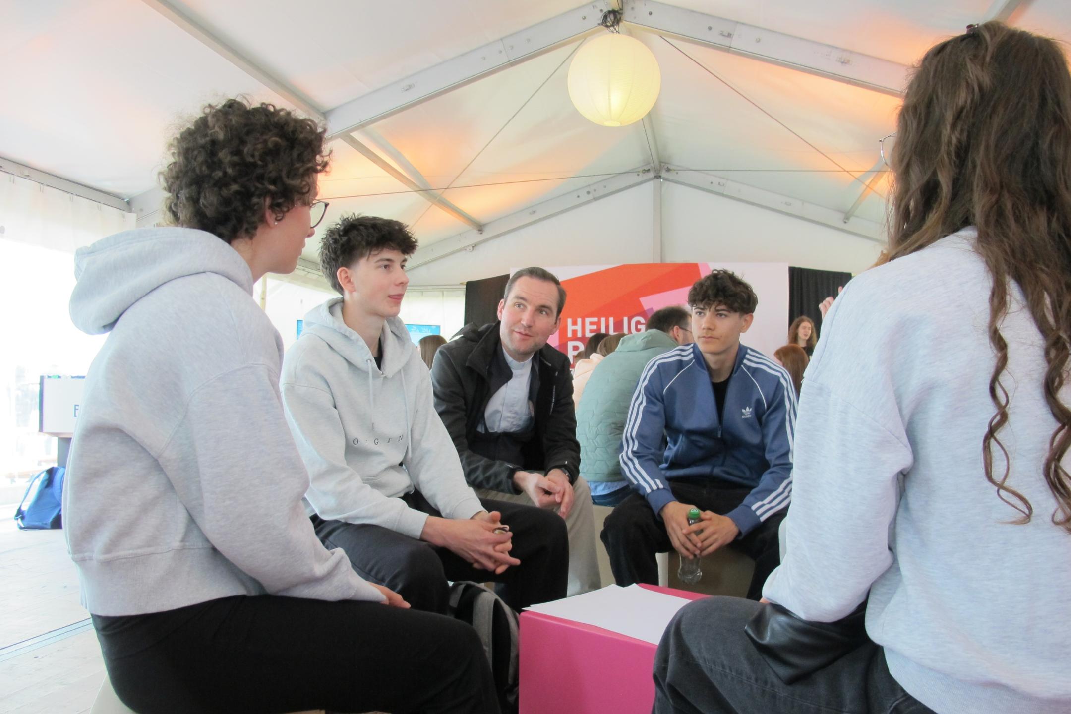 Meet und Greet - Jugendpfarrer im Gespräch mit Bitburger Schülerinnen