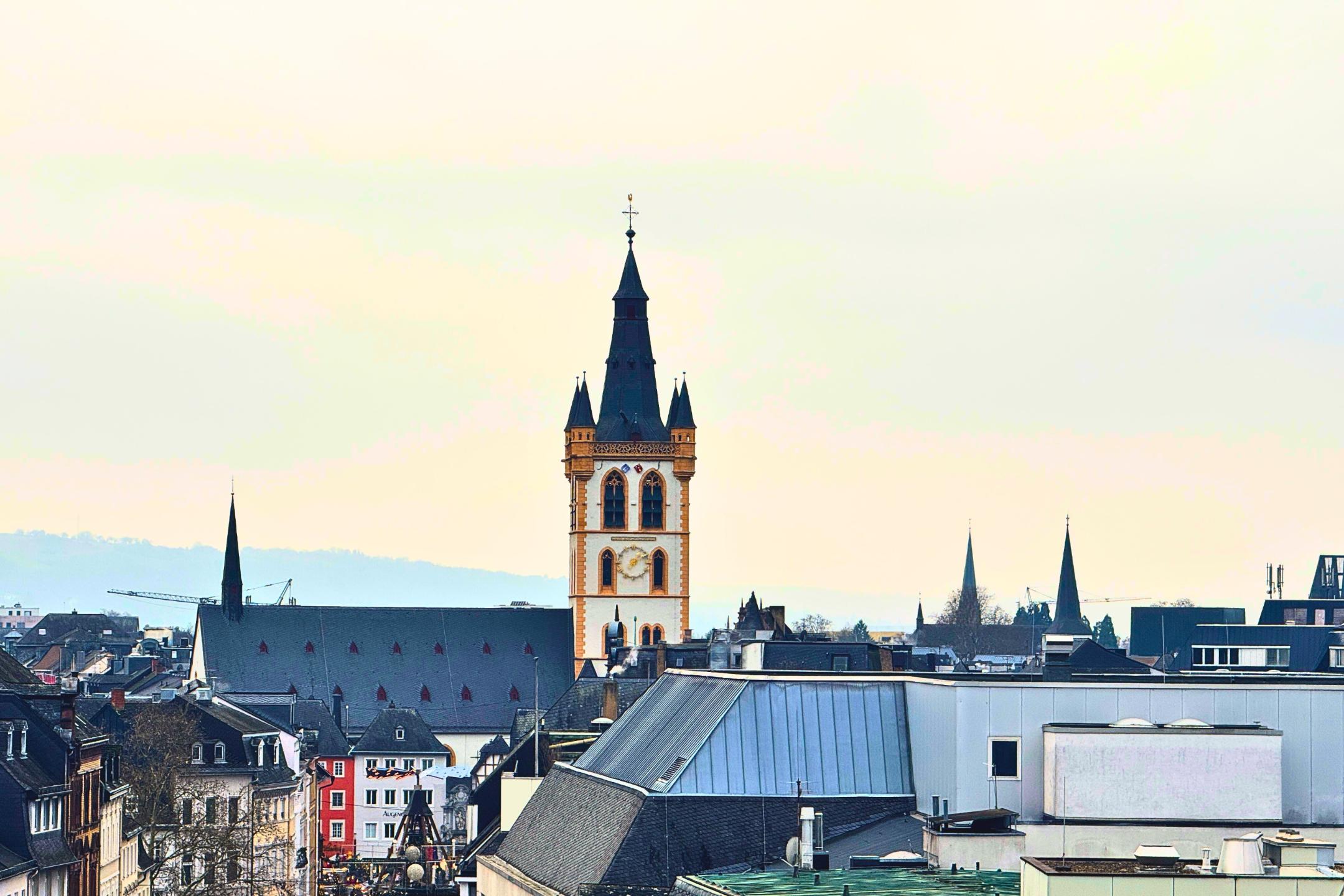 Blick auf die Kirche St. Gangolf aus einer gewissen Entfernung