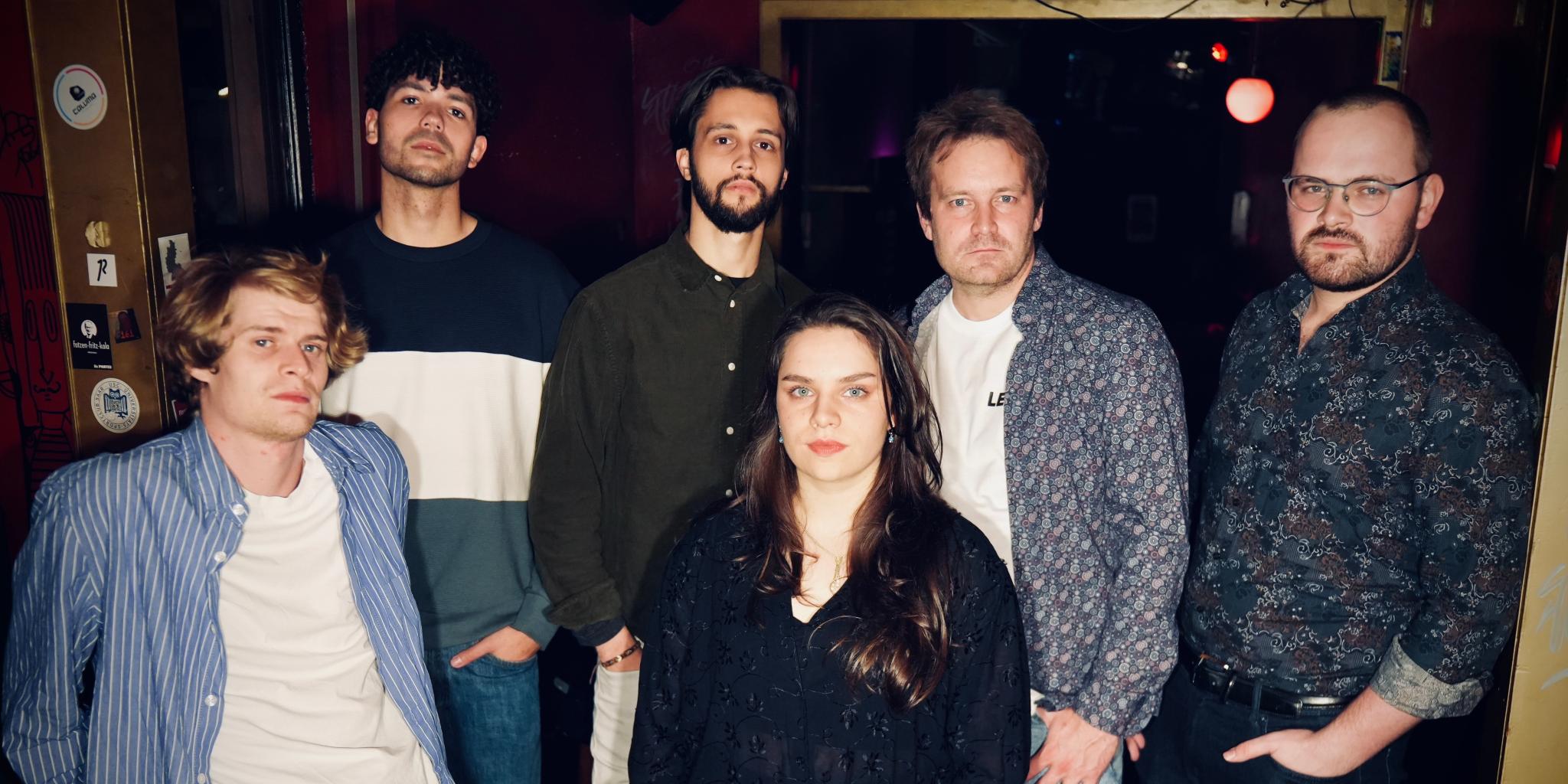 fünf Mitglieder einer Band