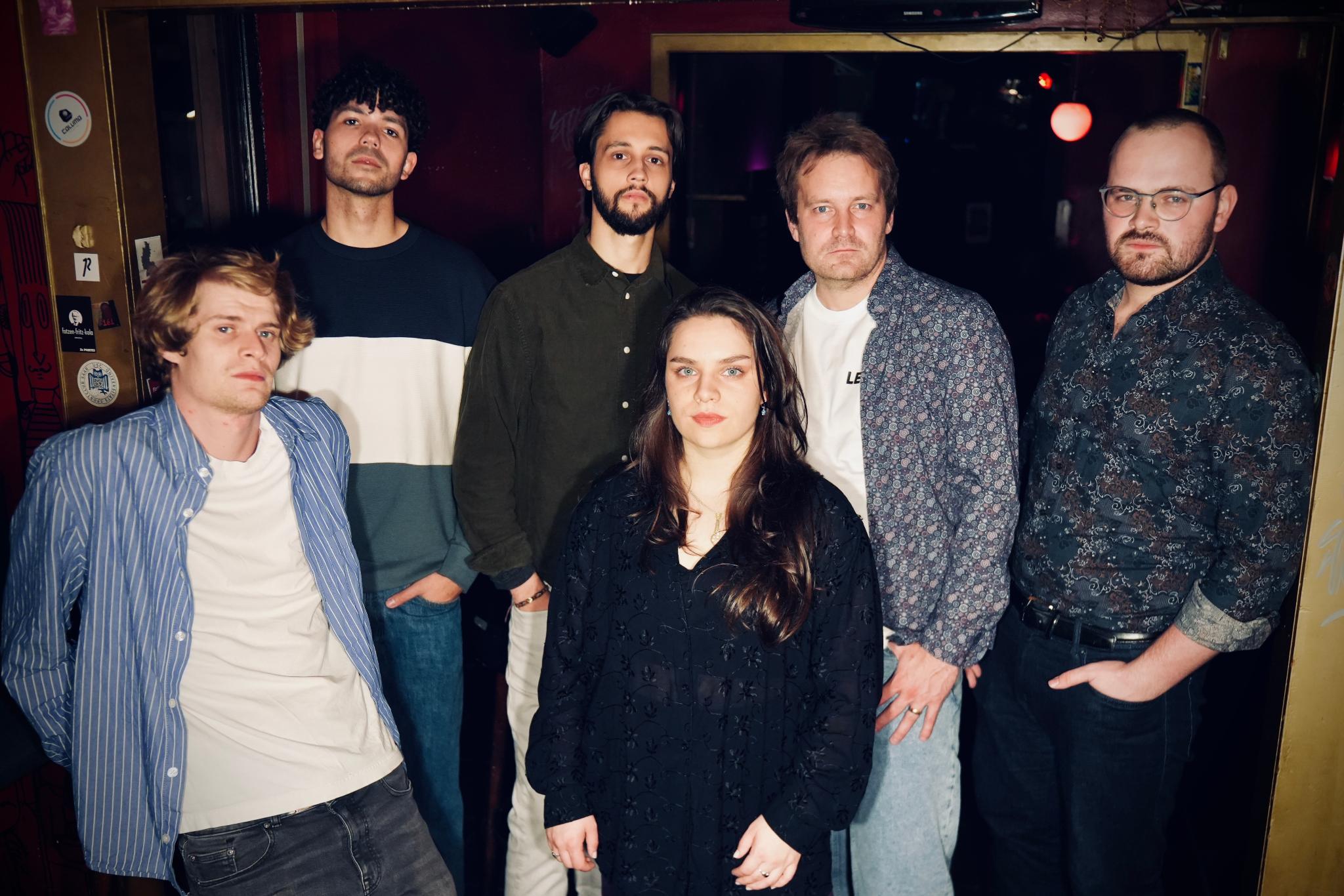 fünf Mitglieder einer Band