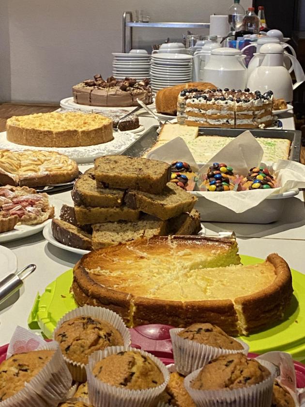 Ein umfangreiches Kuchenbuffet