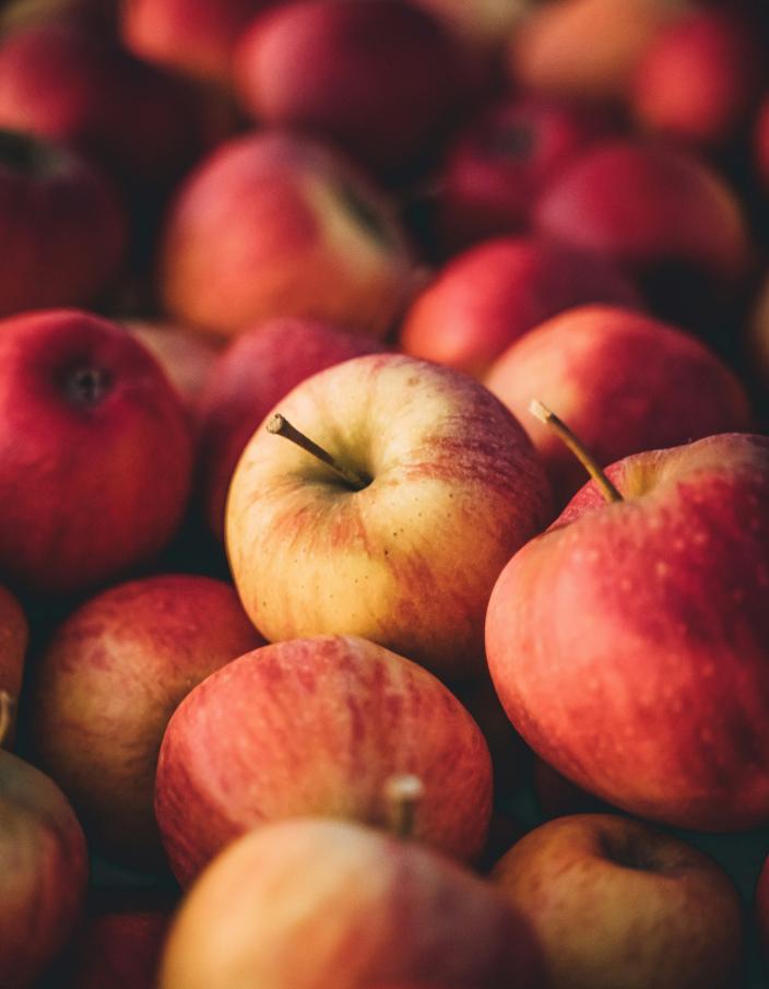 Ein Stapel mit roten Äpfeln.