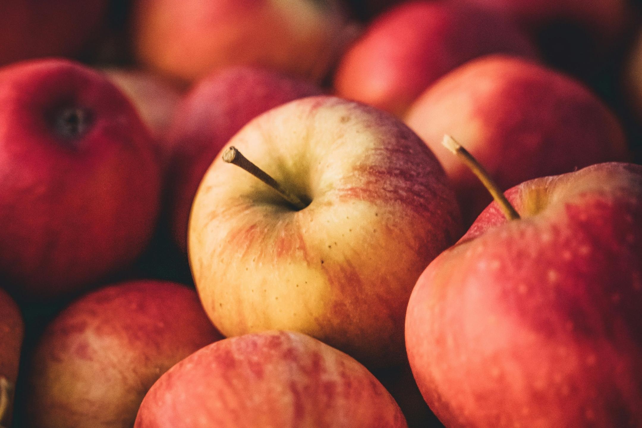 Ein Stapel mit roten Äpfeln.