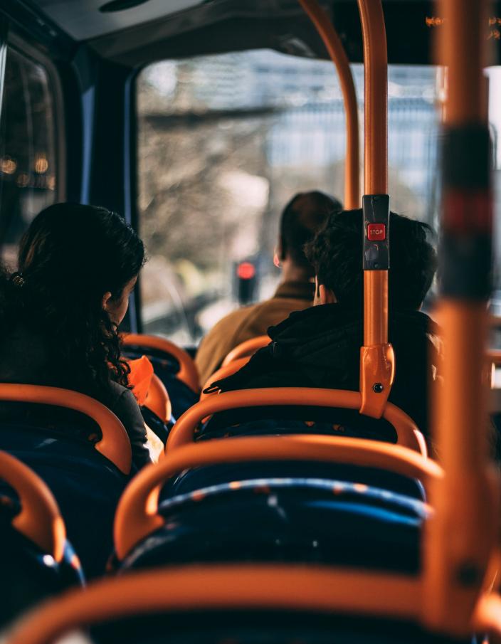 Menschen die auf Bussitzen sitzen