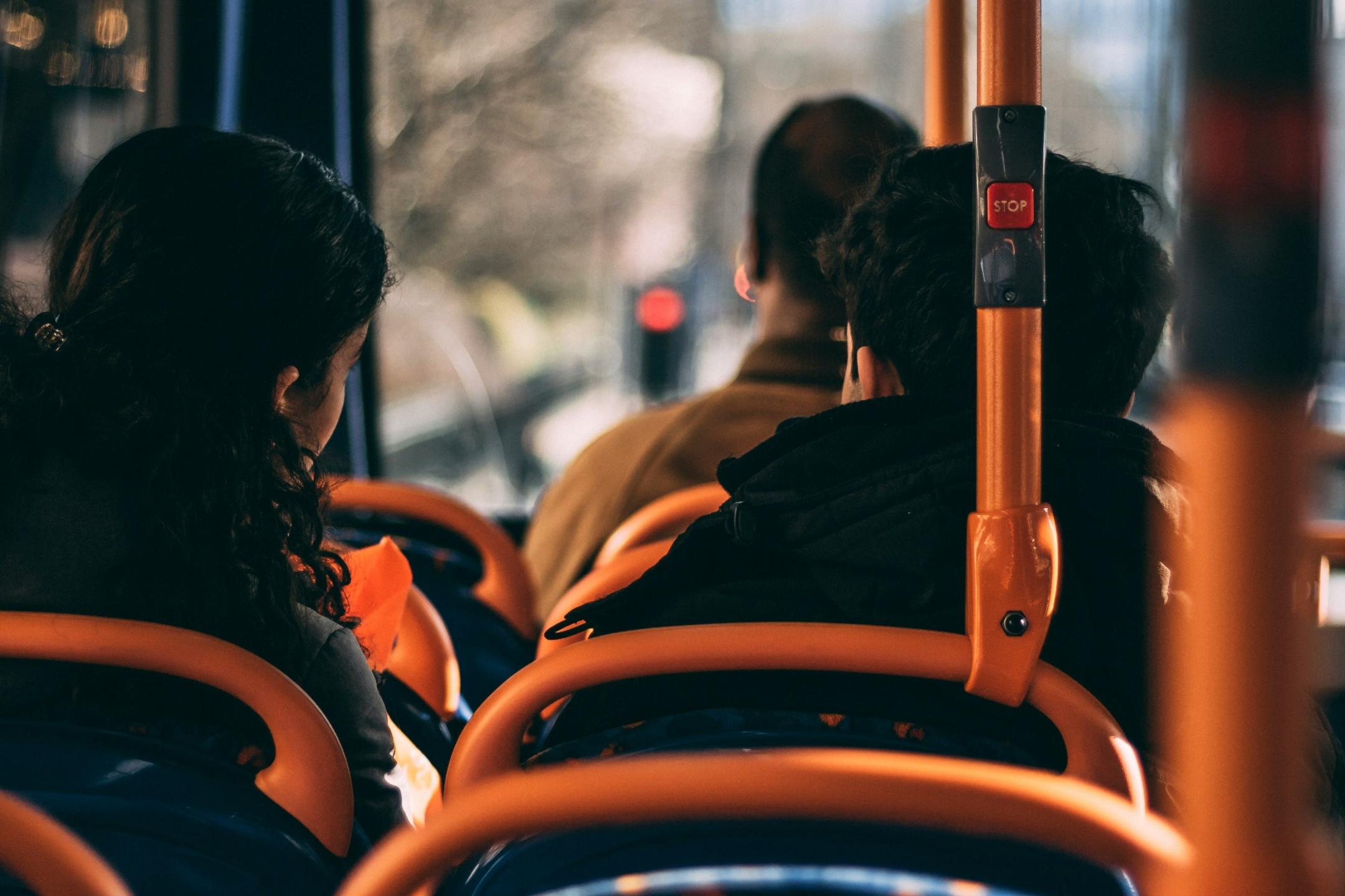 Menschen die auf Bussitzen sitzen