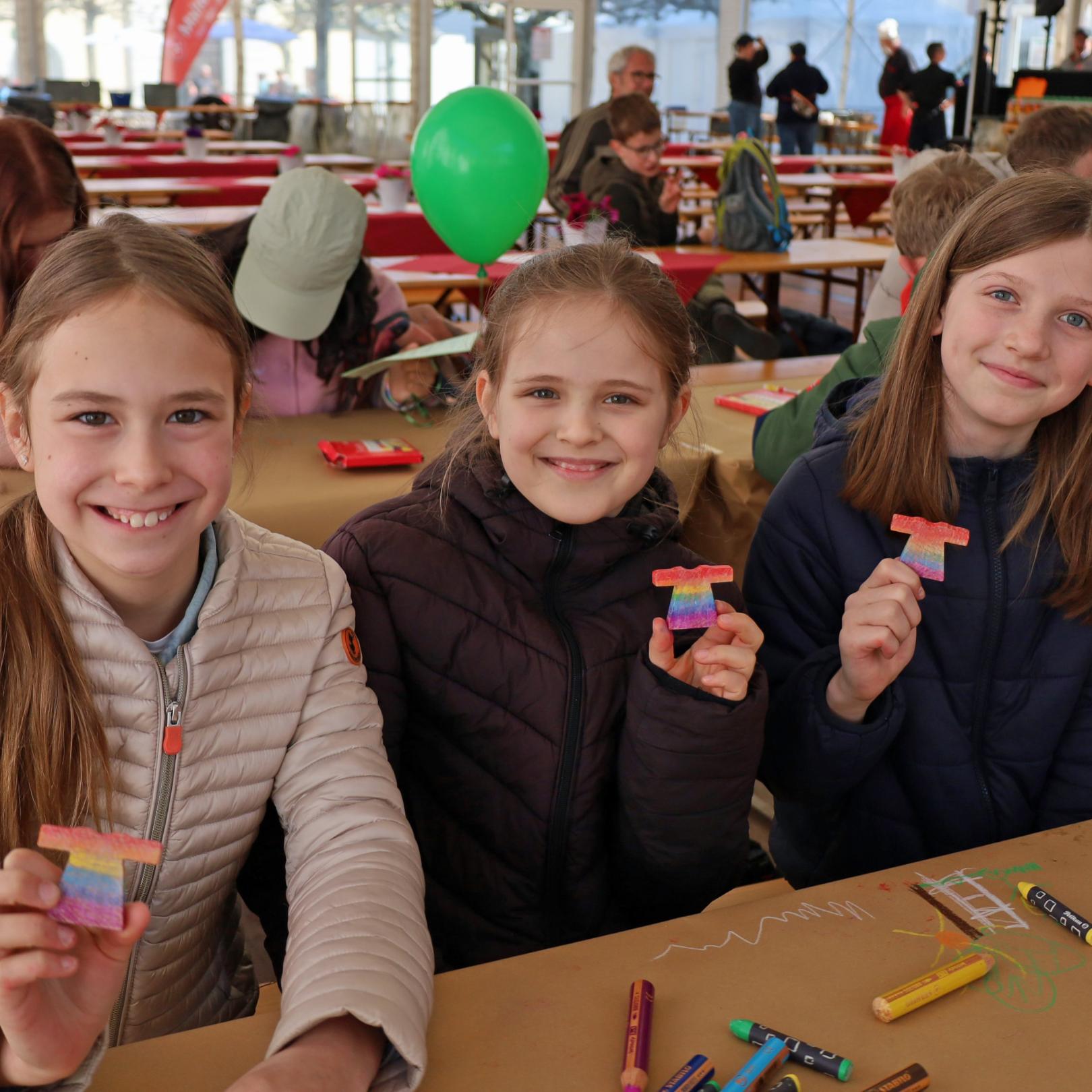 Schülerinnen der Grundschule am Dom im Begegnungszelt (c) Bistum Trier/Simone Bastreri Schülerinnen der Grundschule am Dom im Begegnungszelt