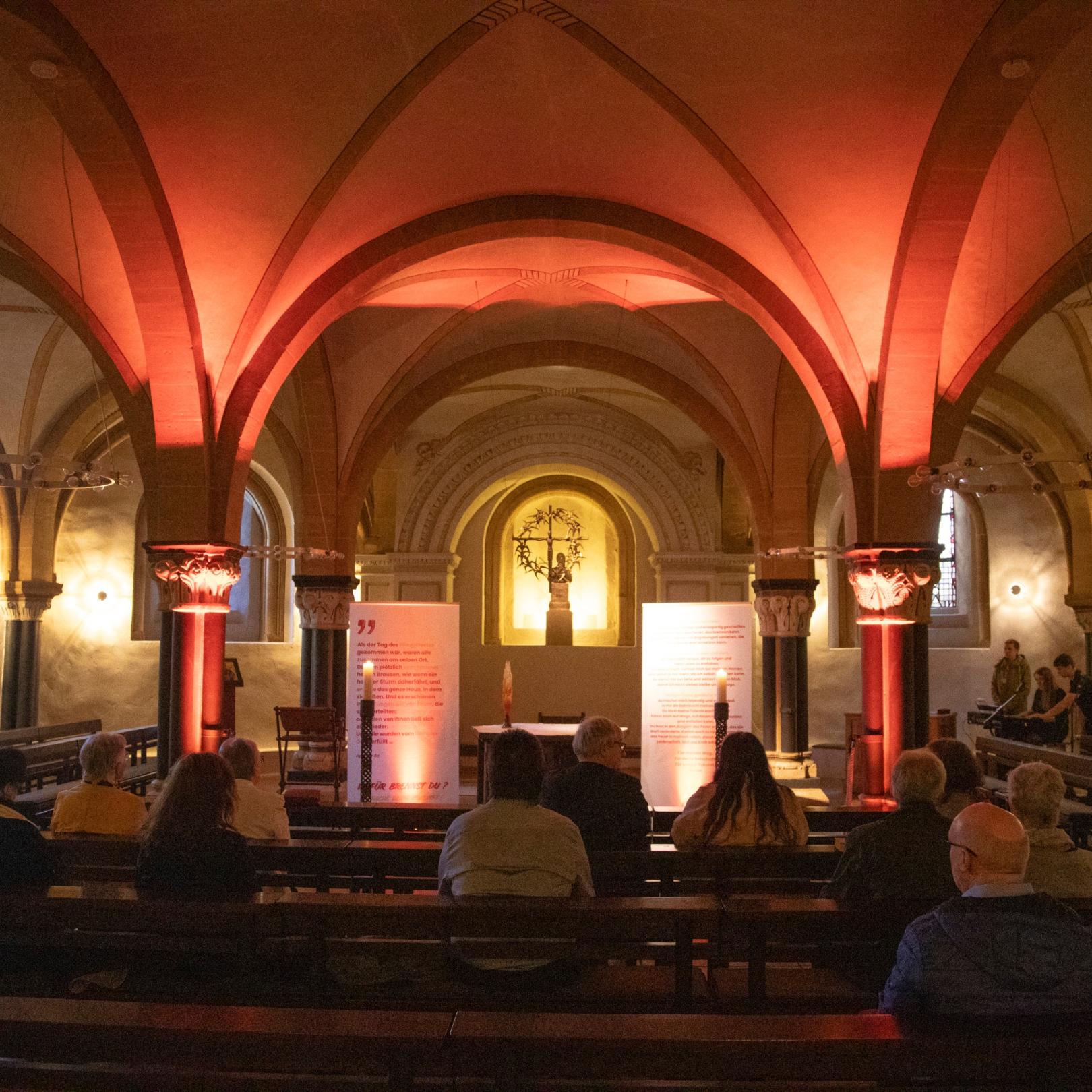 Eucharistische Anbetung in der Ostkrypta (c) Helmut Thewalt Eucharistische Anbetung in der Ostkrypta