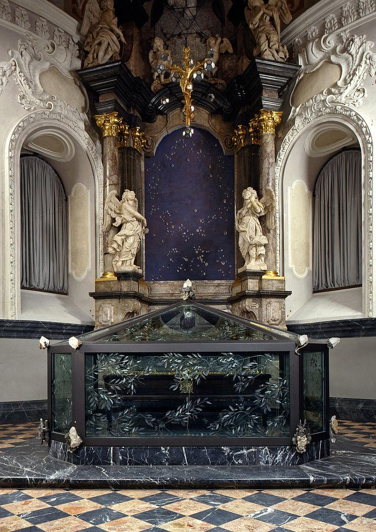 Der Glasschrein in der Heilig Rock-Kapelle (im Hintergrund der 'Sternenhimmel')