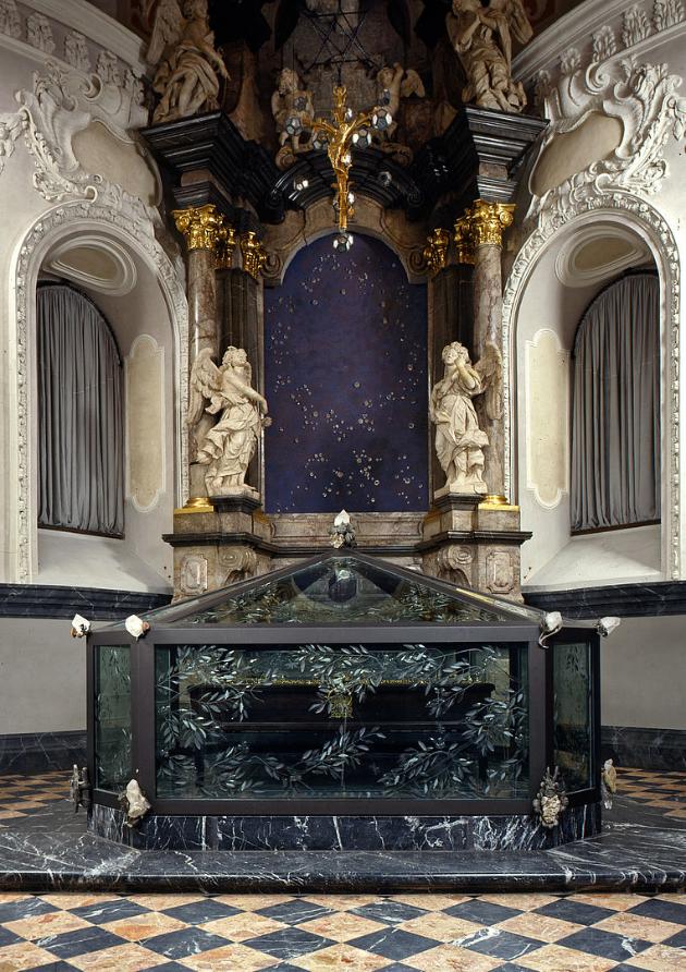 Der Glasschrein in der Heilig Rock-Kapelle (im Hintergrund der 'Sternenhimmel')