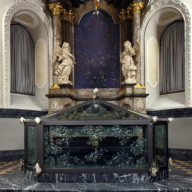 Der Glasschrein in der Heilig Rock-Kapelle (im Hintergrund der 'Sternenhimmel')