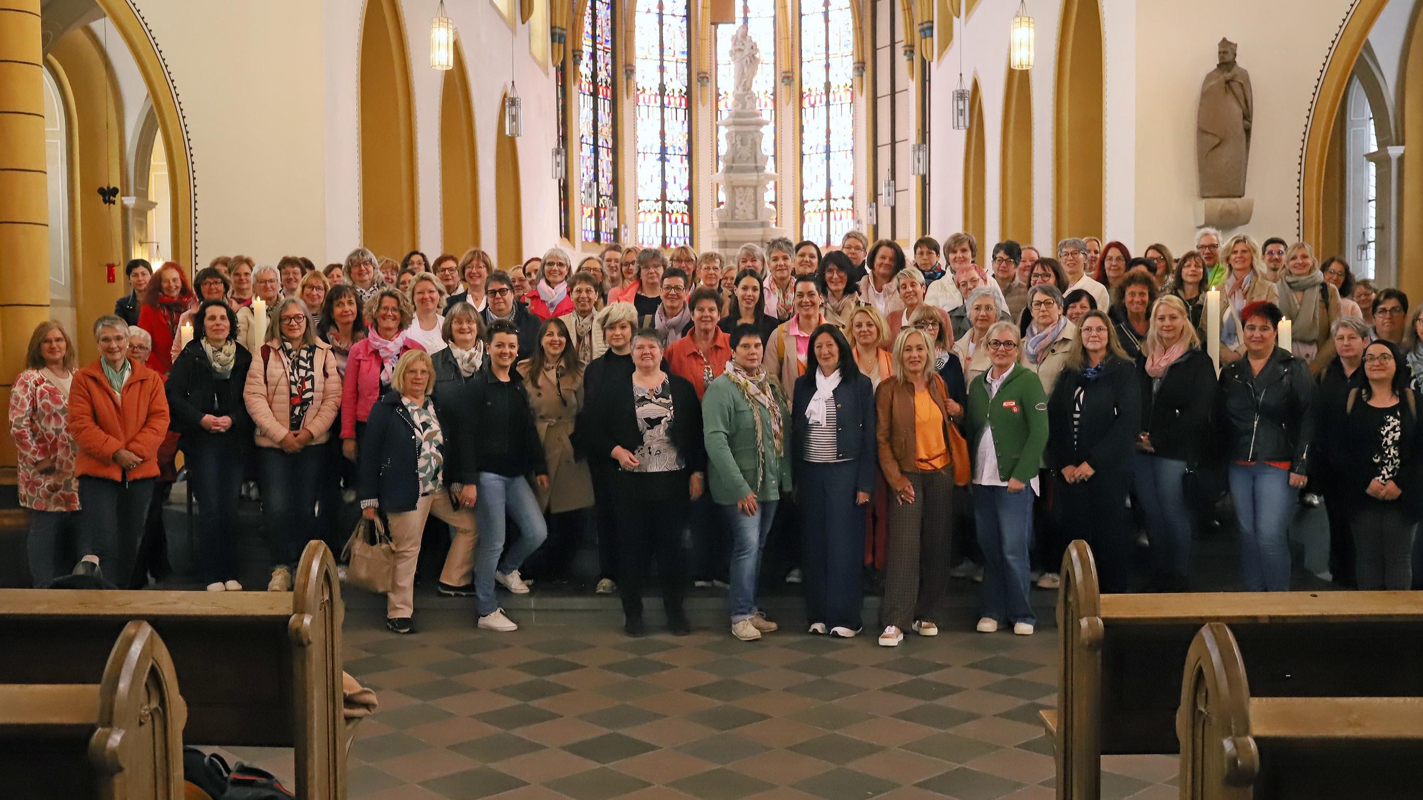 Gruppenfoto der Pfarrsekretärinnen und -sekretäre