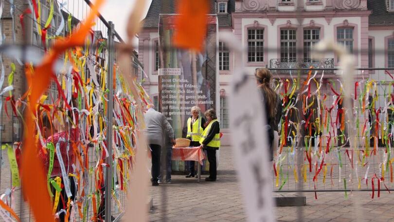 Die Dienste sind vielfältig. Hier zu sehen zwei Helferinnen am Fürbittort auf dem Domfreihof.