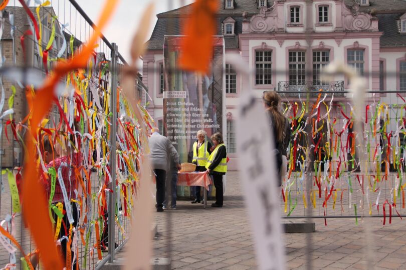 Die Dienste sind vielfältig. Hier zu sehen zwei Helferinnen am Fürbittort auf dem Domfreihof.
