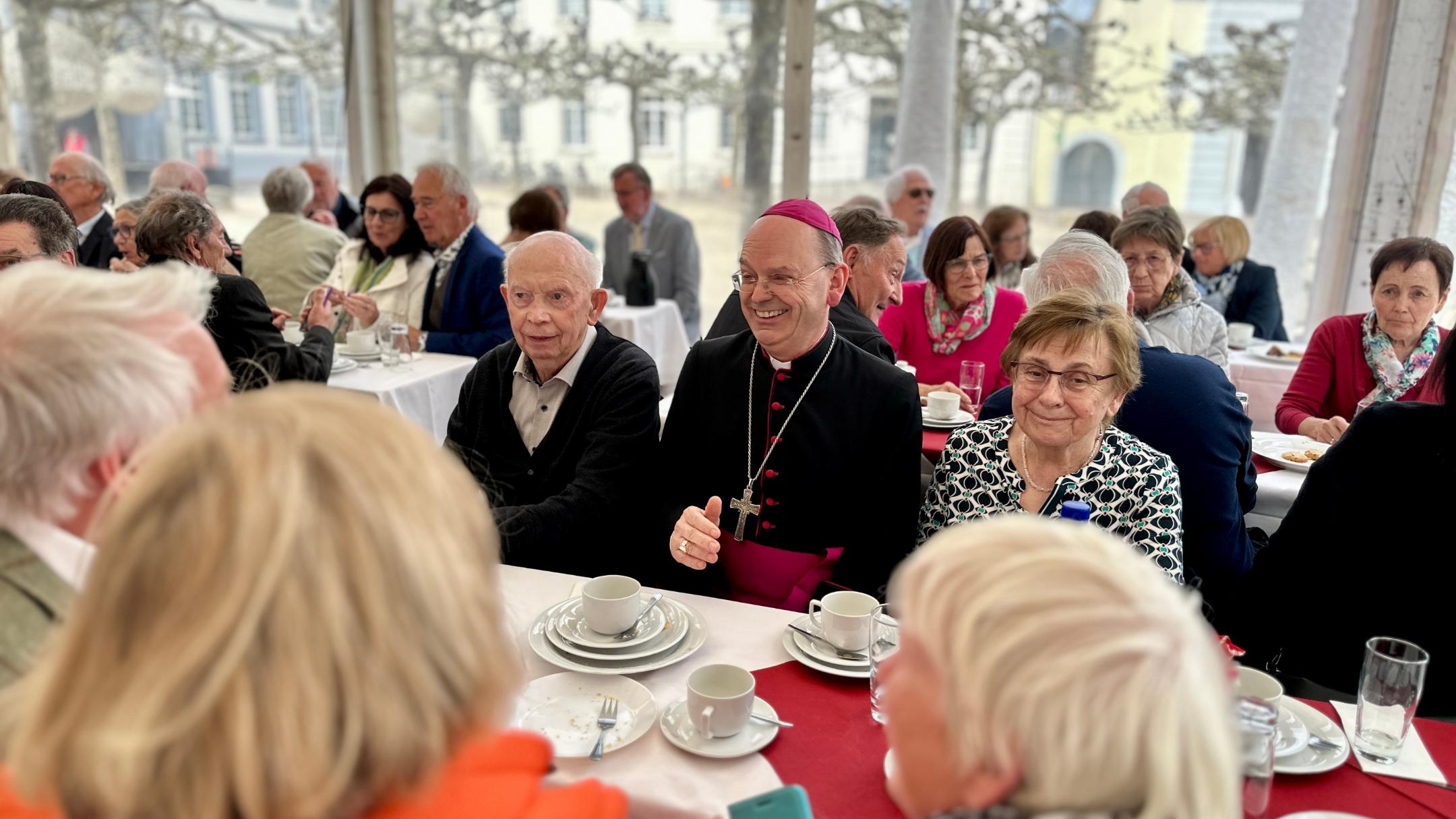 Ehejubilare im Gespräch mit Weihbischof Robert Brahm