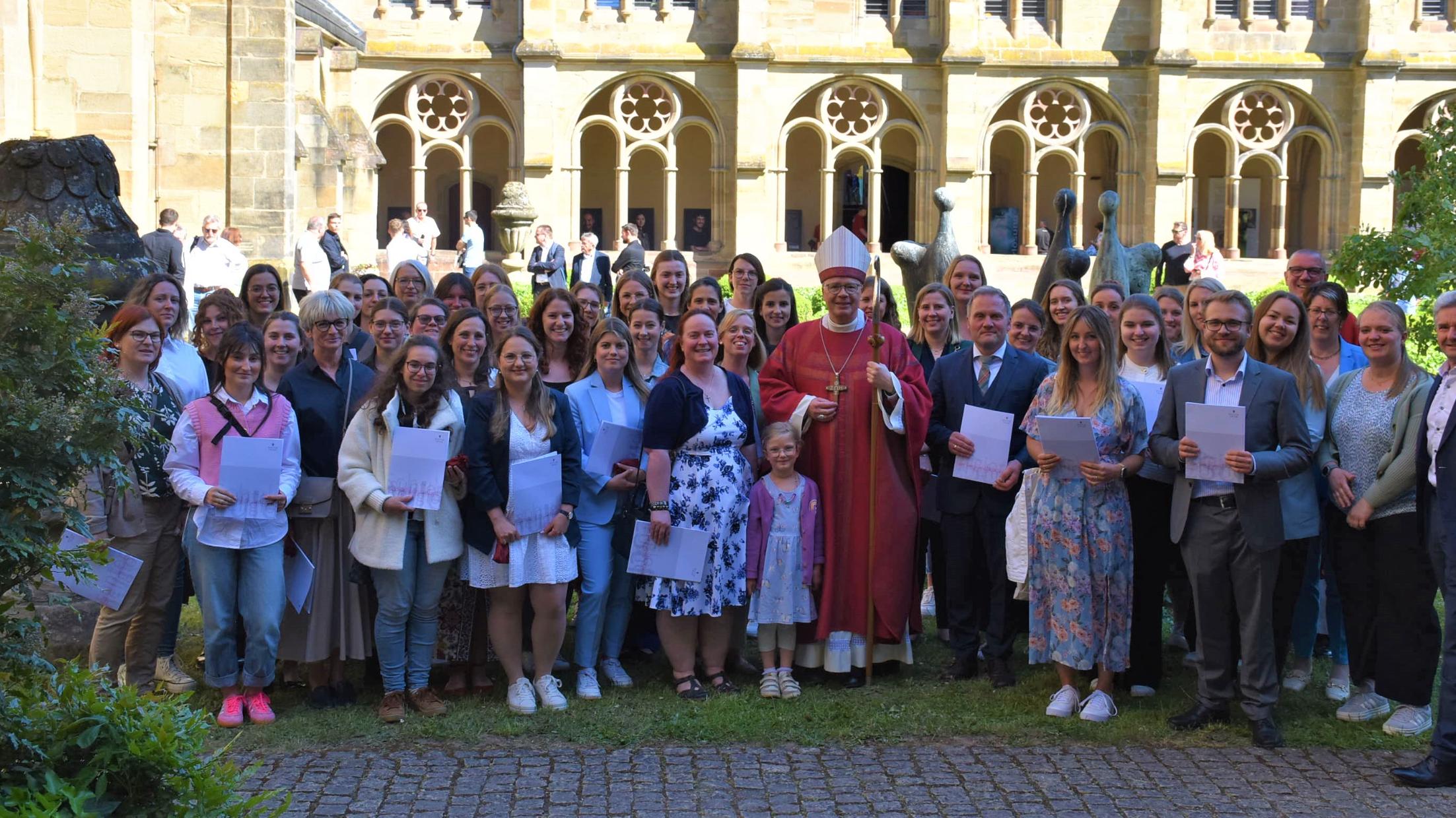 Gruppenfoto zusammen mit Bischof Stephan Ackermann (Mitte) und Patrick Wilhelmy (rechts) von der Abteilung Schule und Religionsunterricht im Bistum