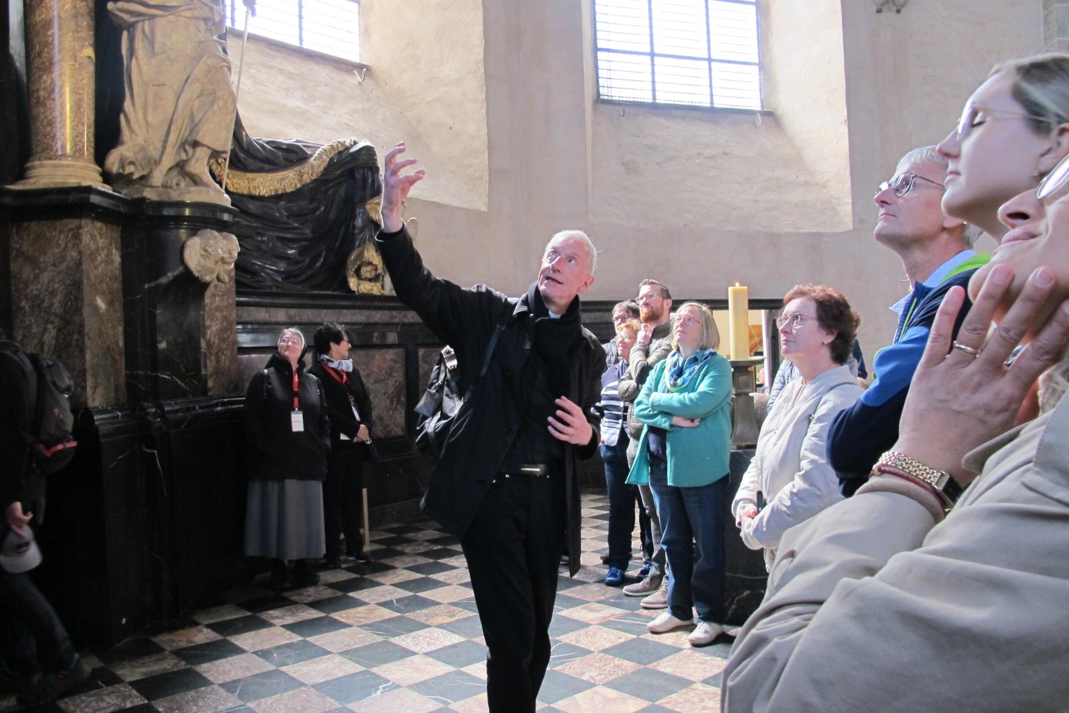 Domkapitular Benedikt Welter macht eine Domführung für die Mitarbeitenden im BGV