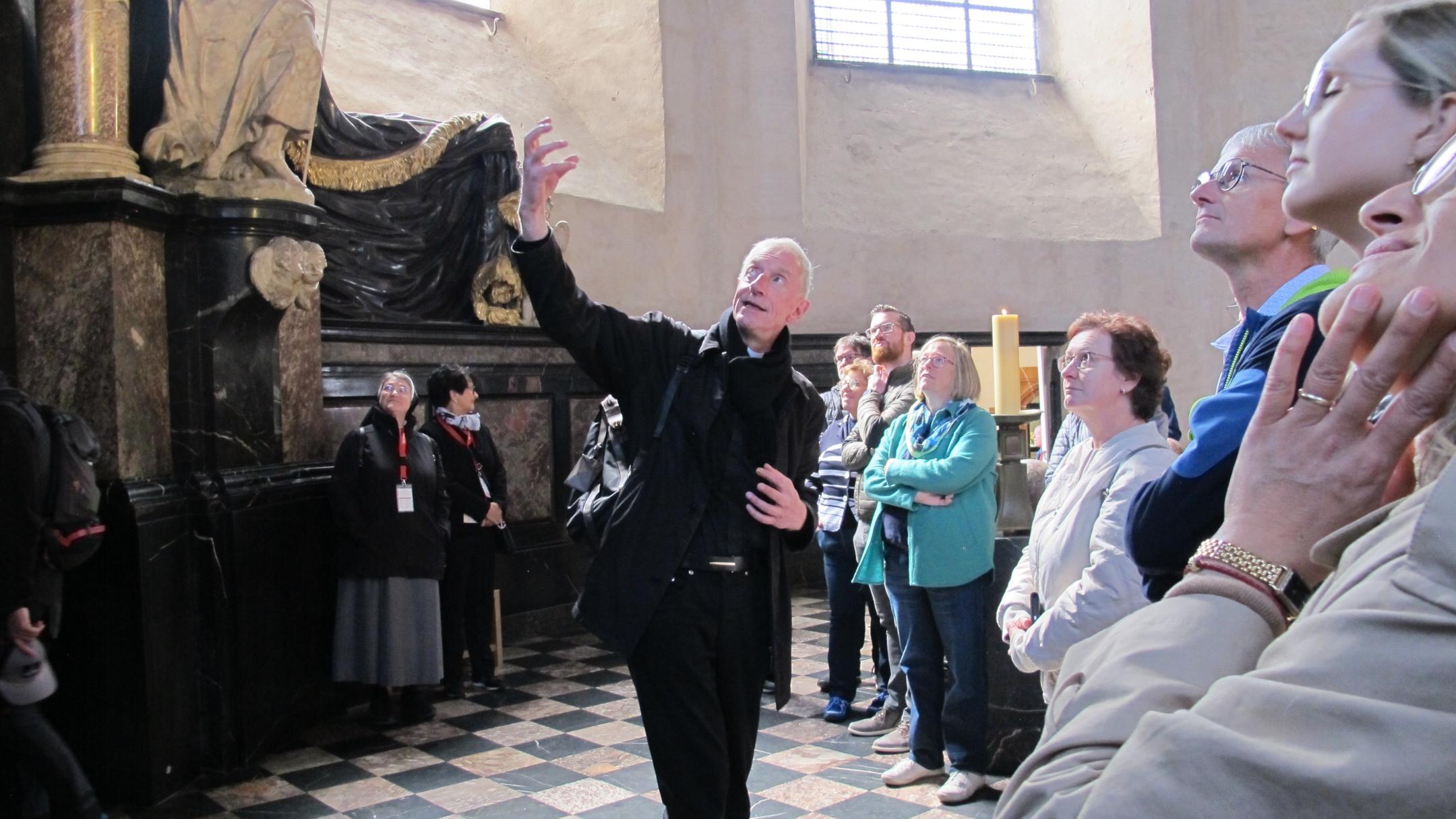 Domkapitular Benedikt Welter macht eine Domführung für die Mitarbeitenden im BGV