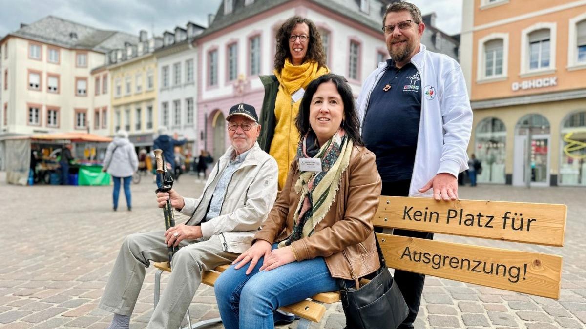 Herr Schulz (u.l.) ist eigentlich zum Tag der Ehejubiliare hier - vorher informiert er sich über Inklusion bei Judith Schwickerath und Nicole Maxmini vom der Abteilung Inklusion und Daniel Beinhoff von der Gehörlosengemeinde.