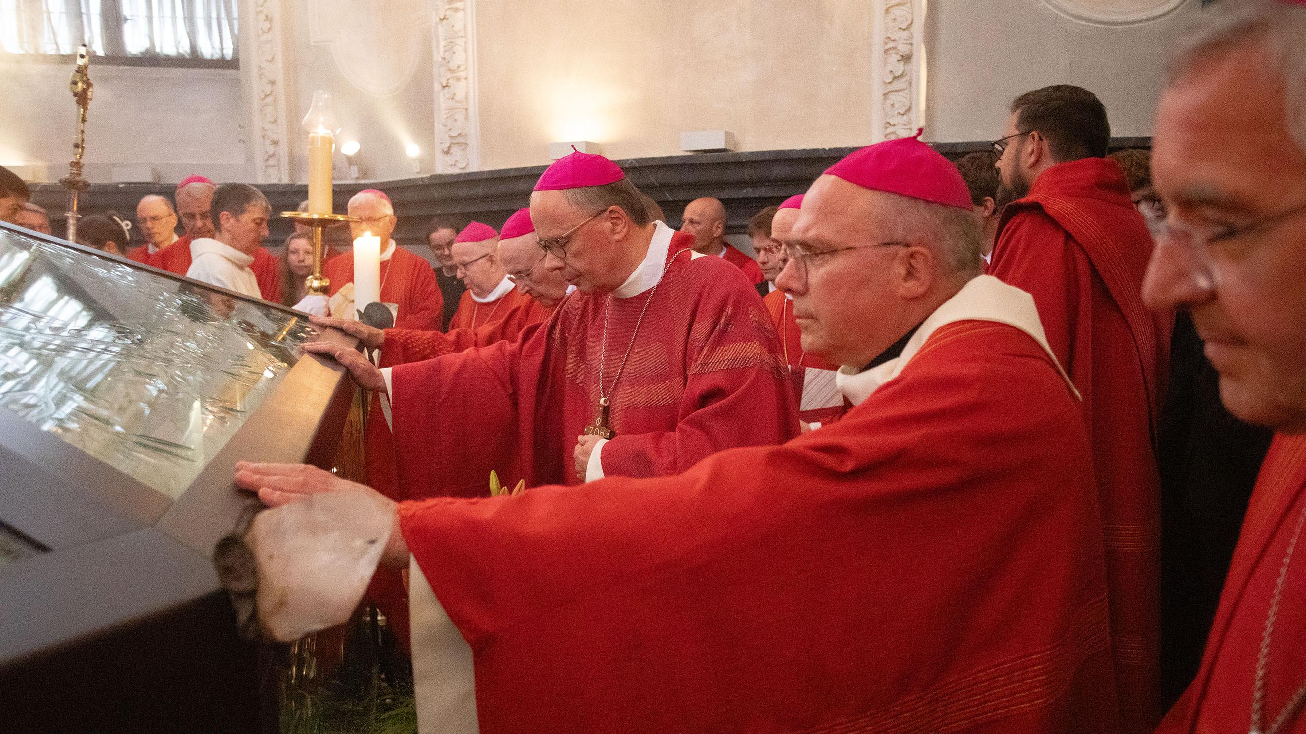 Bischof Ackermann betet am Heilig-Rock-Schrein
