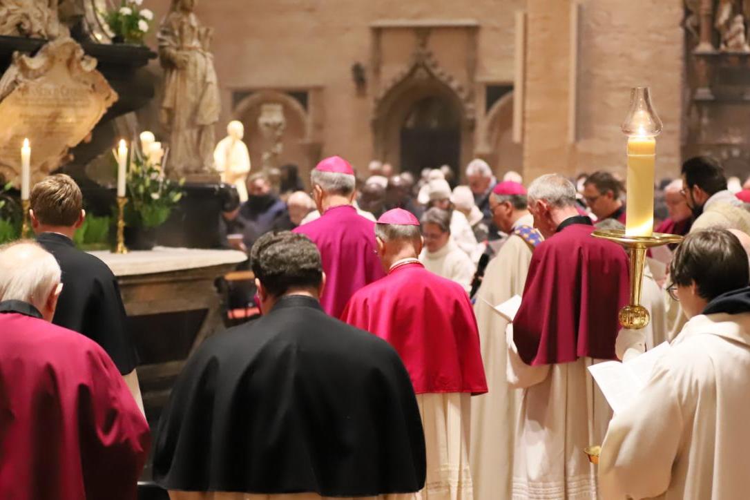 In der Jahresschlussandacht 2024 war am Auferstehungsaltar ein Ort der Erinnerung und des Gebets für das Heilige Jahr eingerichtet worden..