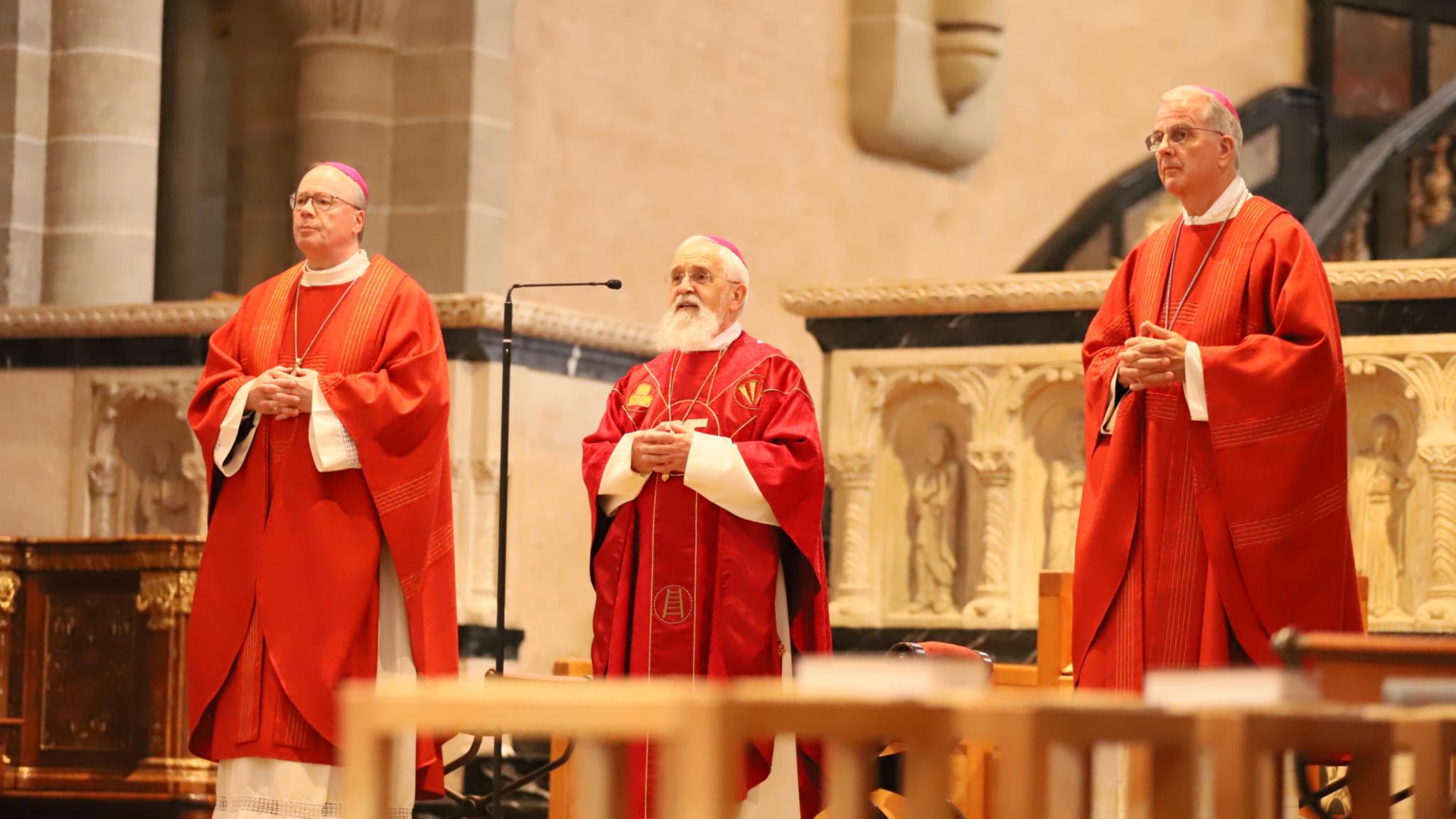 Der Magdeburger Bischof Dr. Gerhard Feige, links daneben Bischof Dr. Stephan Ackermann und rechts Weihbischof Jörg Michael Peters