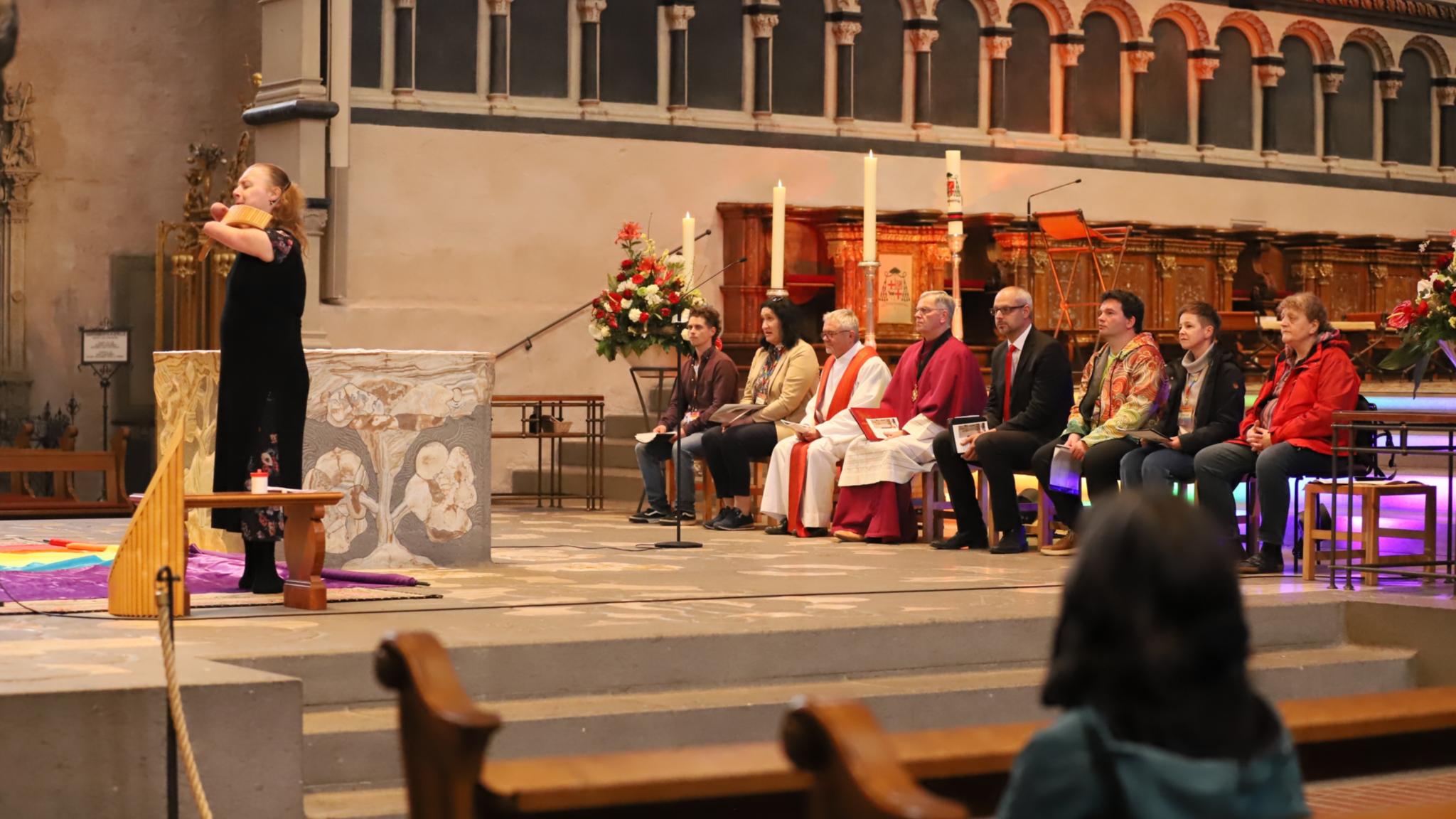 Mitwirkende am Gottesdienst des AK queer, vorne Panflötistin Hannah Schlubeck.