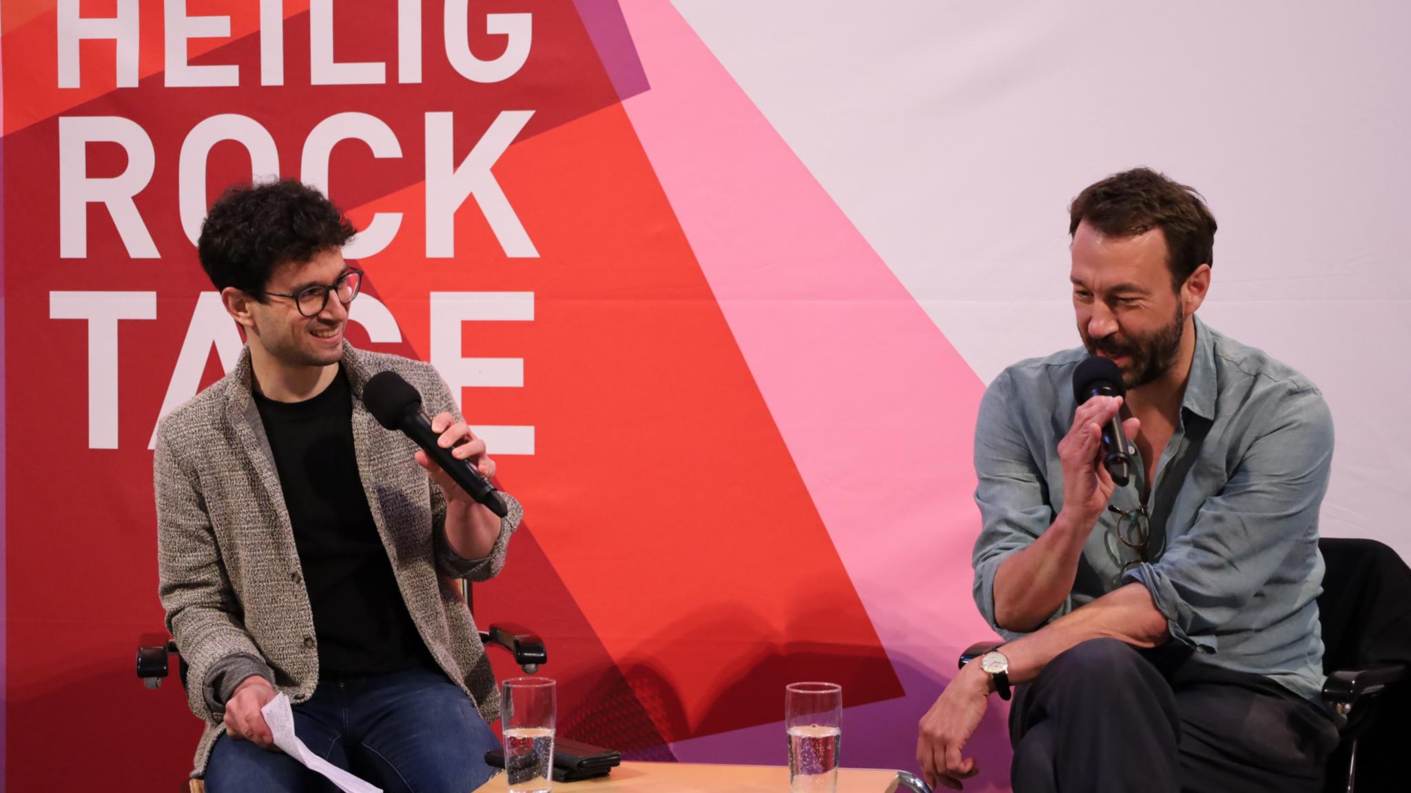 Pastoralreferent Christopher Hoffmann (links) im Gespräch mit Autor Tobias Haberl