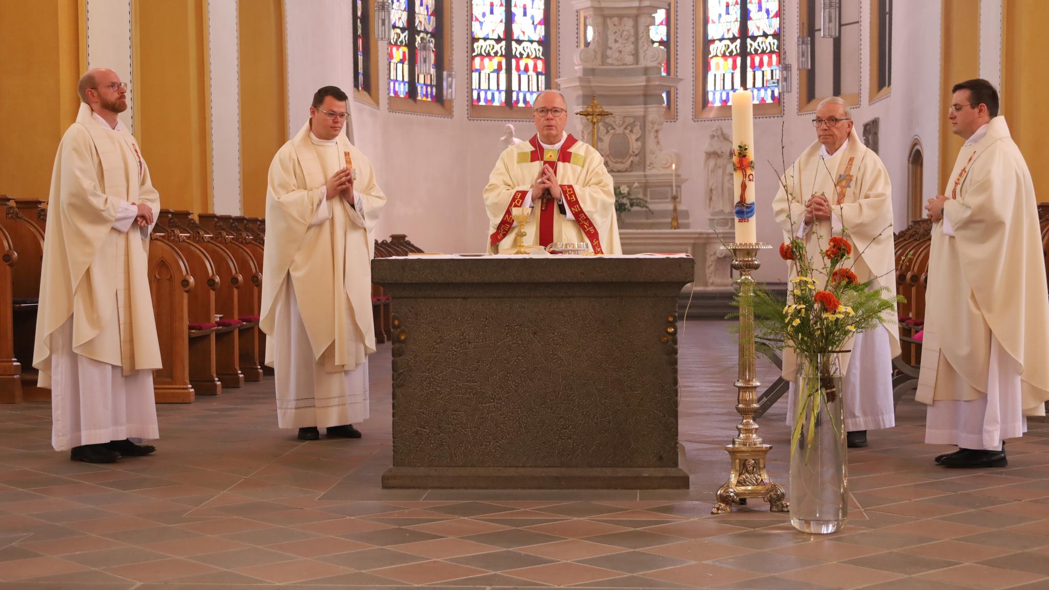 Bischof Ackermann (Mitte) stand dem Gottesdienst vor; Konzelebranten waren Spiritual Jan Lehmann,  Regens Tim Sturm, Kaplan Adrian Sasmaz und Domkapitular em. Klemens Hombach (vlnr.)