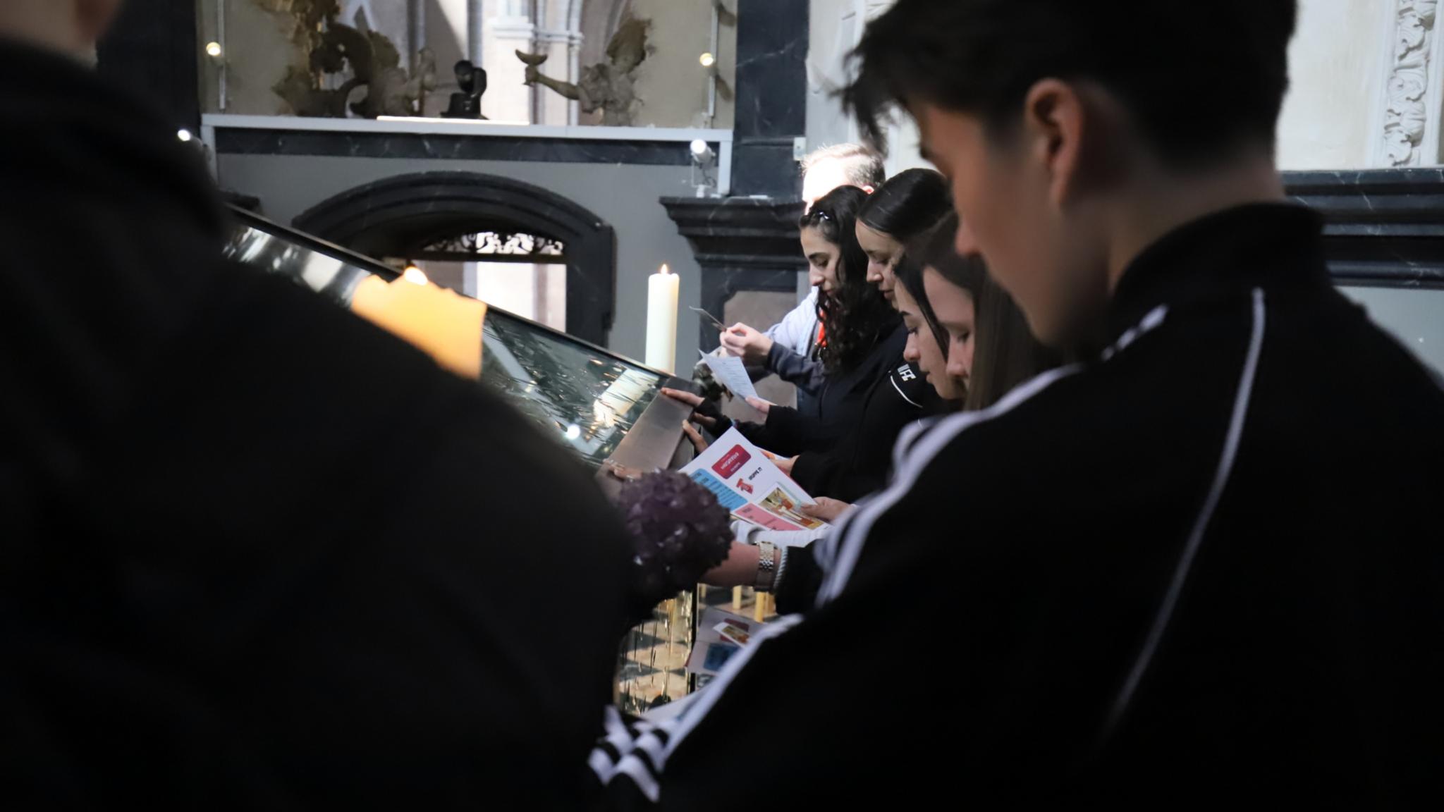 Jugendliche in der Heiltumskammer beim Heiligen Rock